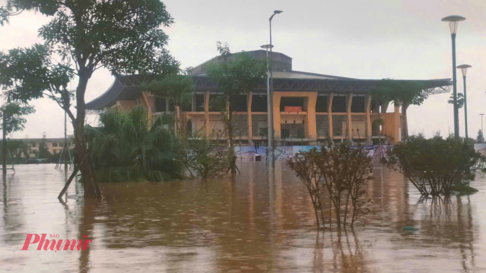 Trung tâm Văn hóa TP Huế nước lũ dâng cao 