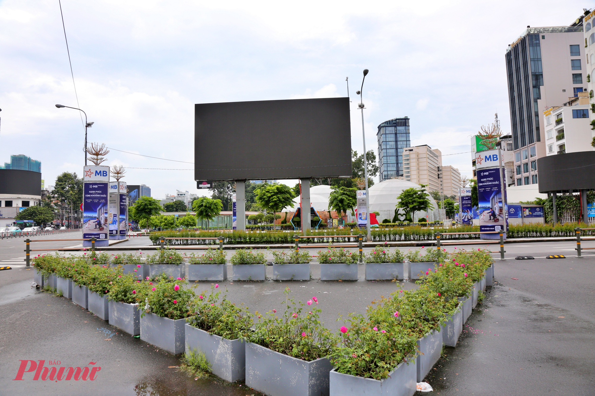 Khu vực trước chợ Bến Thành hiện nay khá đơn điệu, chỉ có không gian thoáng đãng và ít dịch vụ tiện ích