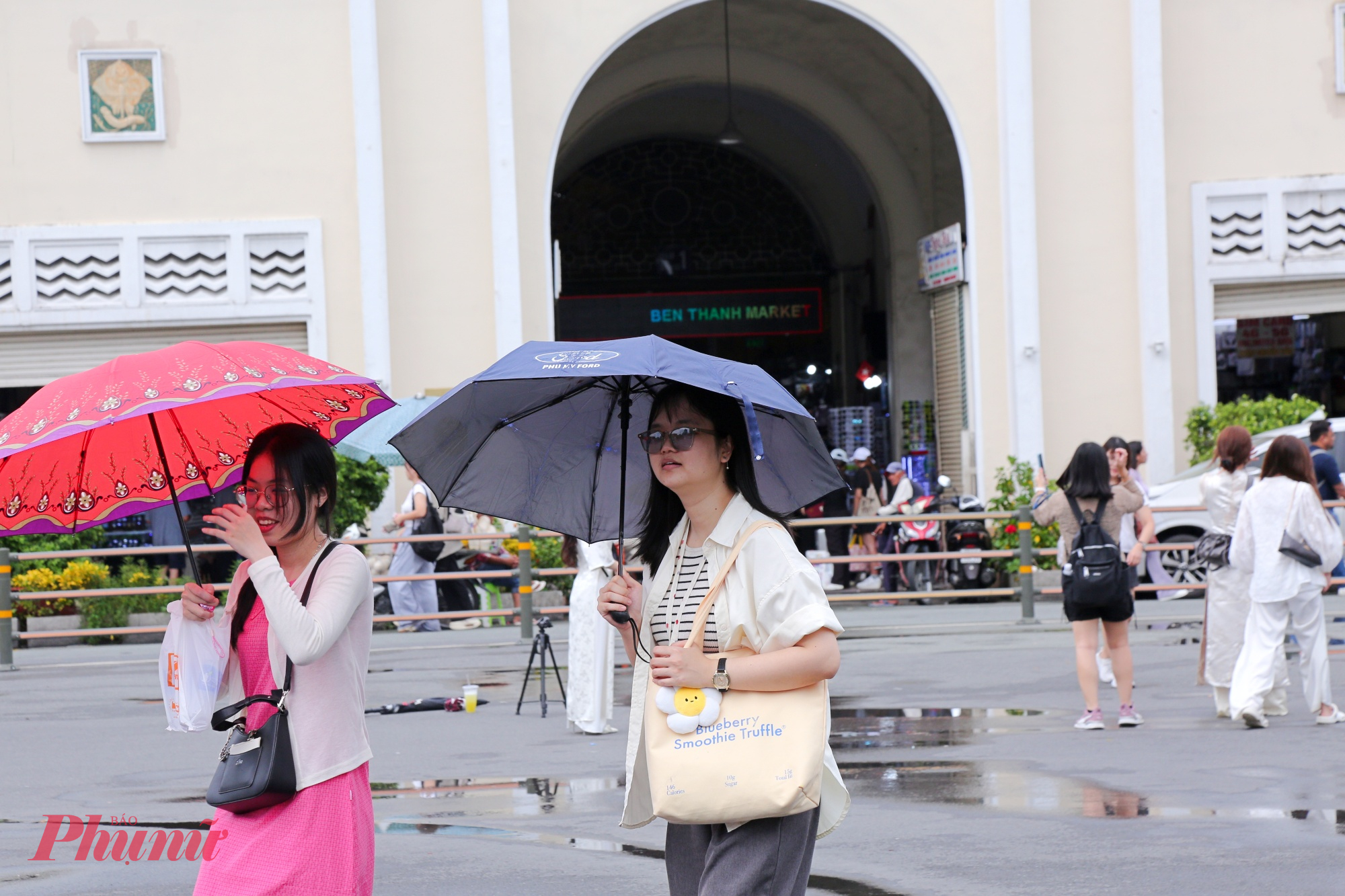 Khách đến khu vực trước chợ Bến Thành chủ yếu chụp hình check in với chợ Bến Thành nổi tiếng của TPHCM. 