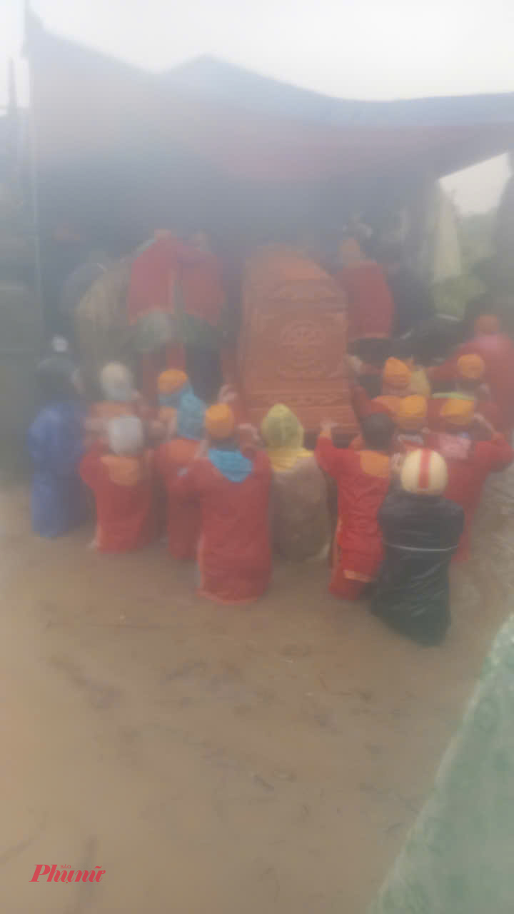 Cảm động người dân phường Hoá Châu TP Huế giúp bà con gánh đám trong lũ