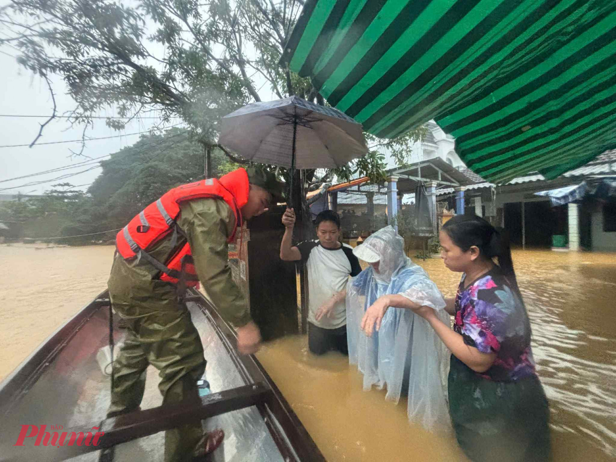 Sáng 3/11 công an phường An Cựu triển khai  lượng khẩn cấp ứng cứu đưa dân ra khỏi vùng ngập lũ sâu an  toàn