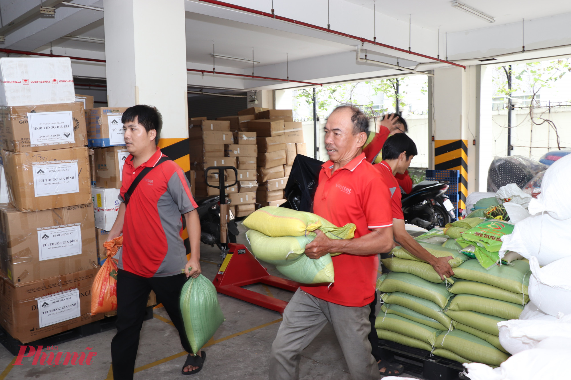Các đơn vị, cá nhân tham gia vận chuyển hàng hóa hỗ trợ đồng bào bị thiệt hại do bão lũ trong thời gian qua tại các thành phố Huế và Đà Nẵng