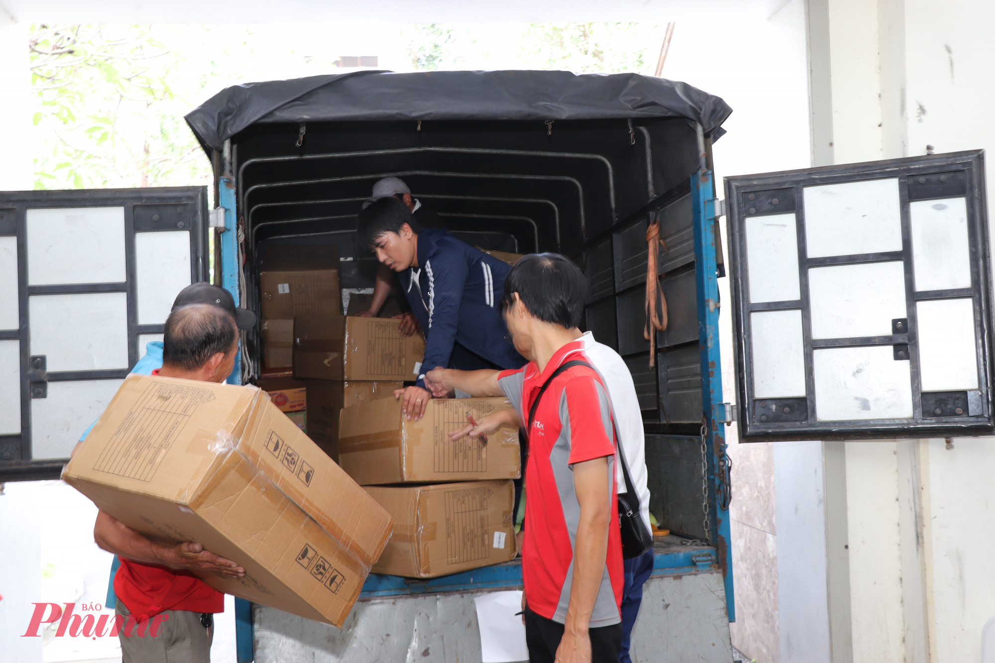 Số hàng hóa được vận chuyển đến bà con các địa phương bị ảnh hưởng bởi bão lũ lần nào gồm có gạo, thuốc 