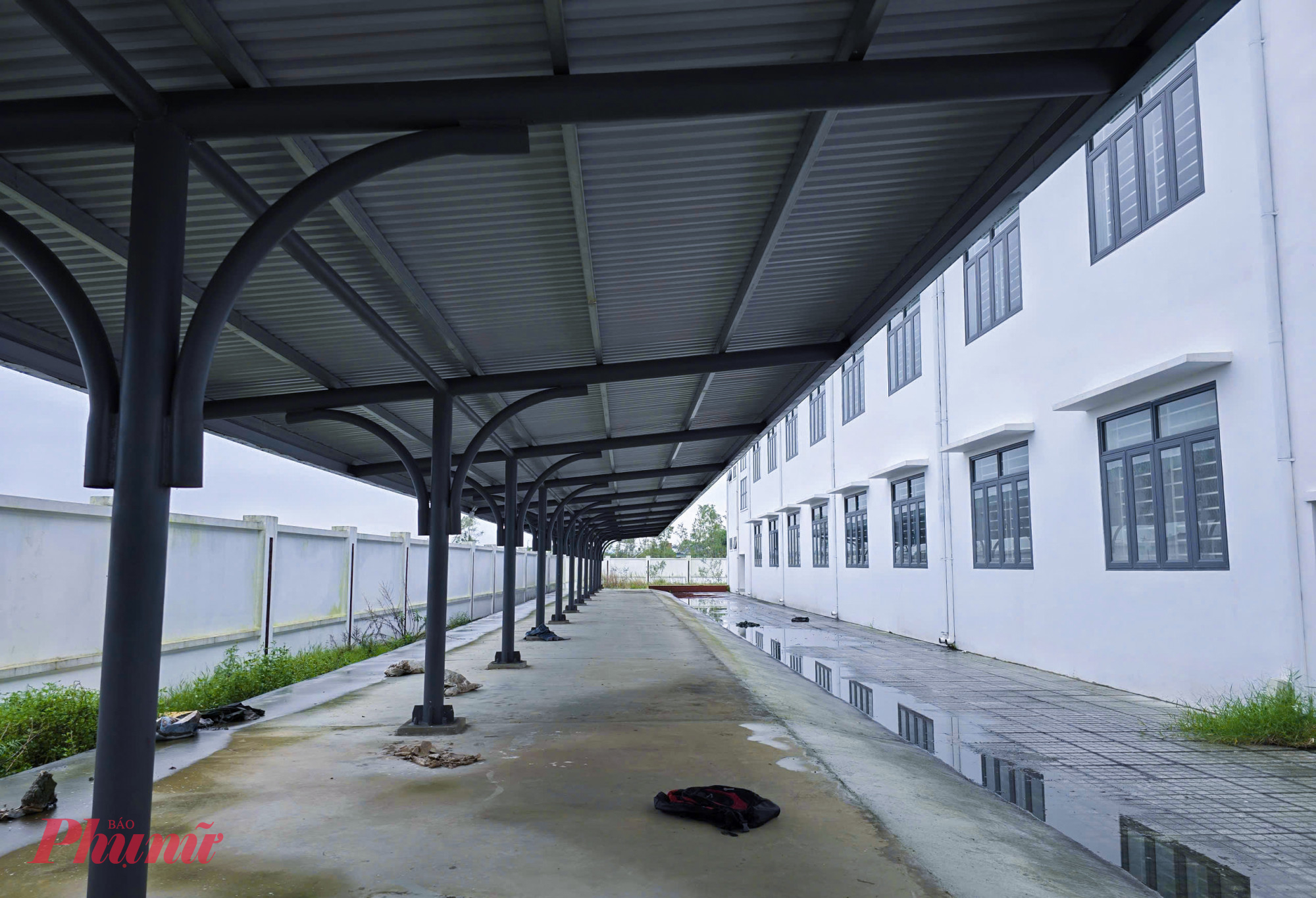 Dự án xây dựng Trường THCS Nghi Ân giai đoạn 1 do UBND xã Nghi Ân (cũ) làm chủ đầu tư với tổng kinh phí gần 25 tỉ đồng, khởi công năm 2023 và hoàn thành cuối 2024. Ngoài dãy nhà học 3 tầng, công trình này hiện mới chỉ có hàng rào, cổng, nhà xe và nhà bảo vệ. Các hạng mục quan trọng như nhà hiệu bộ, nhà đa năng, sân thể dục… đều chưa được đầu tư.