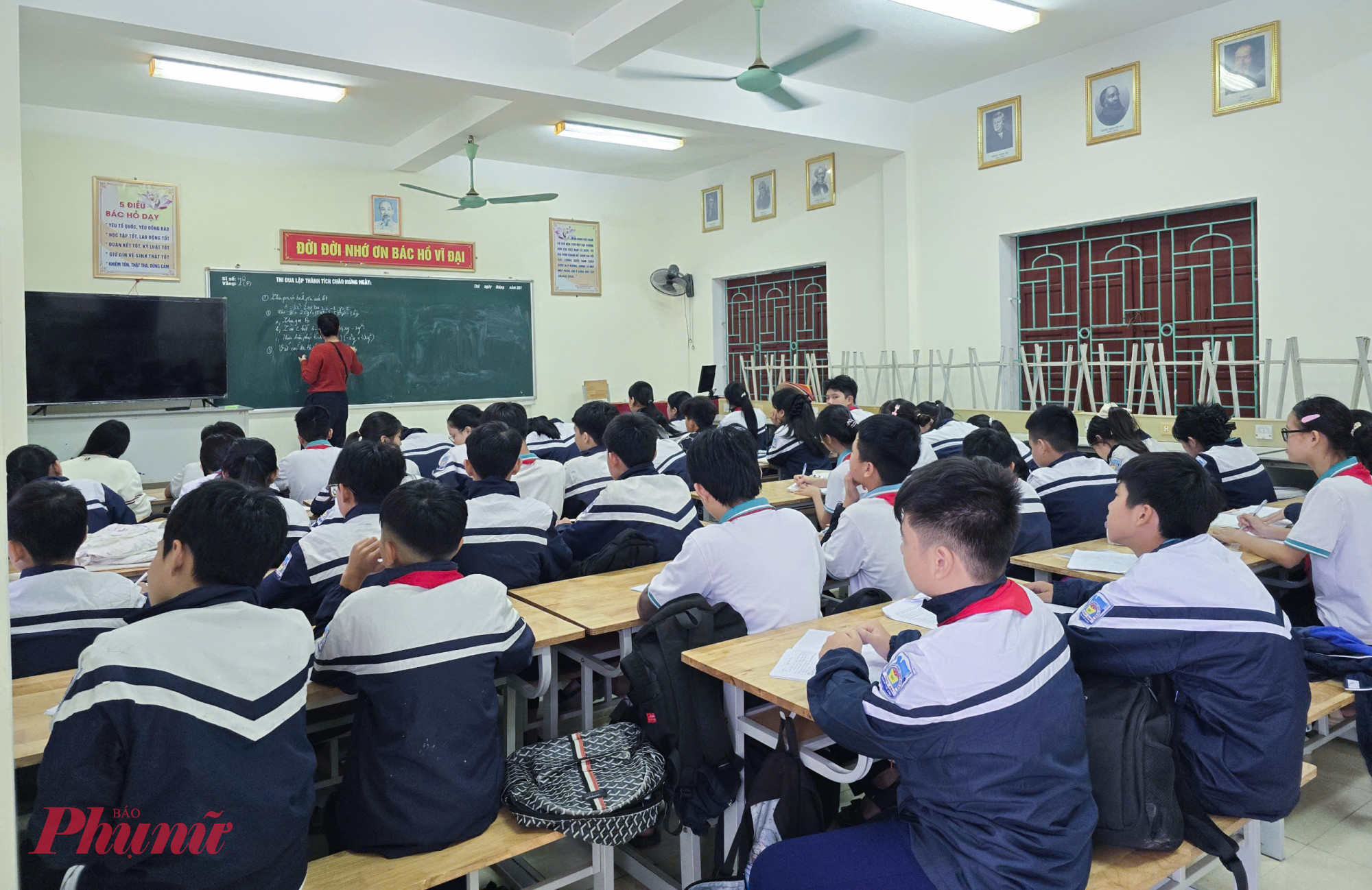 Trong bối cảnh đó, nhà trường buộc phải ngăn tạm các phòng chức năng để dạy học. 