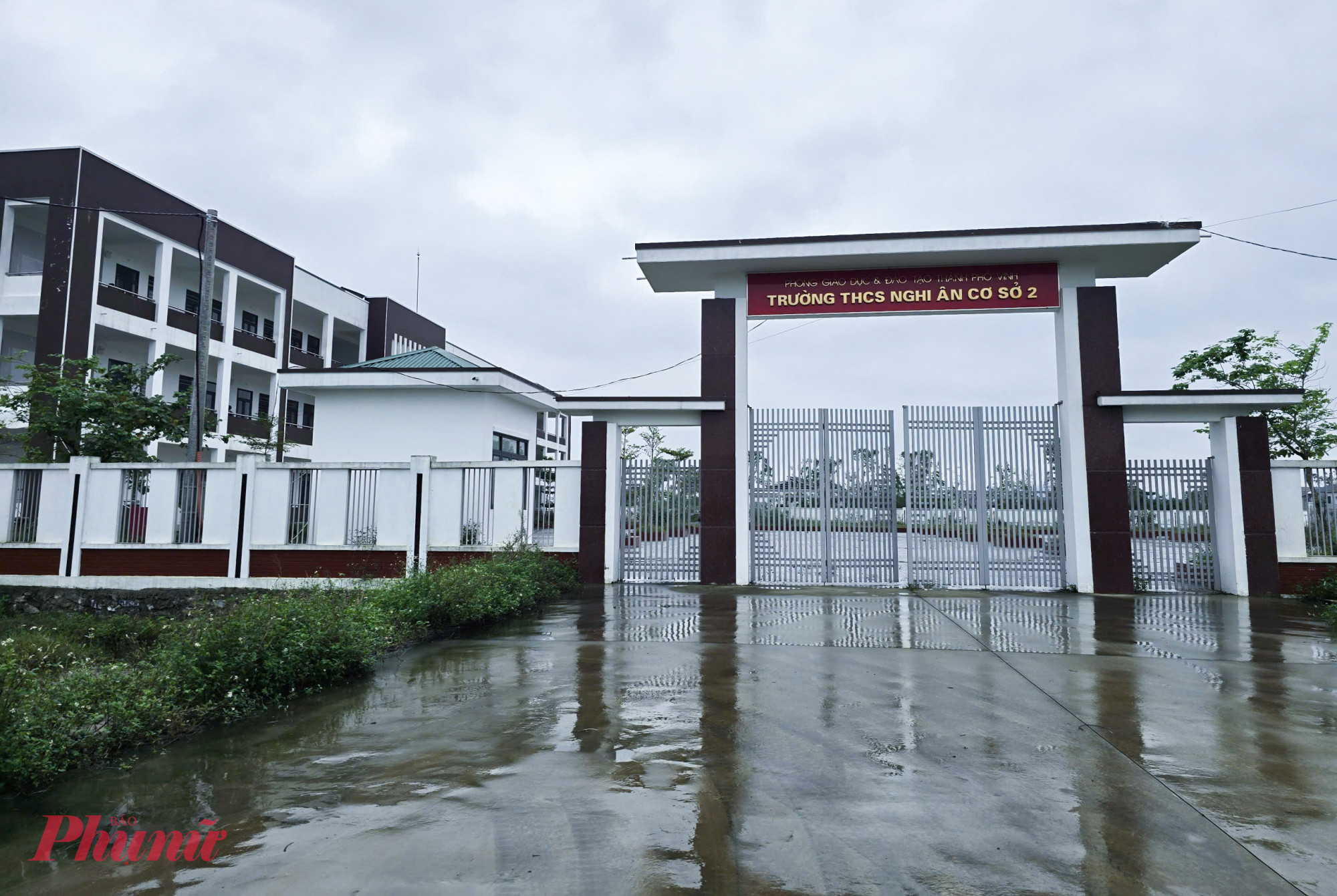 Trong khi học sinh đang phải chen chúc trong các phòng học tạm thì cách đó khoảng 1km, cơ sở 2 của Trường THCS Nghi Ân đã hoàn thành từ hơn 1 năm trước nhưng đến nay vẫn đang bỏ hoang. “Mong muốn lớn nhất của cô và trò ở đây là trường mới sớm được hoàn thành đúng tiêu chuẩn để chuyển toàn bộ học sinh qua cho an toàn” - cô Hồng nói.