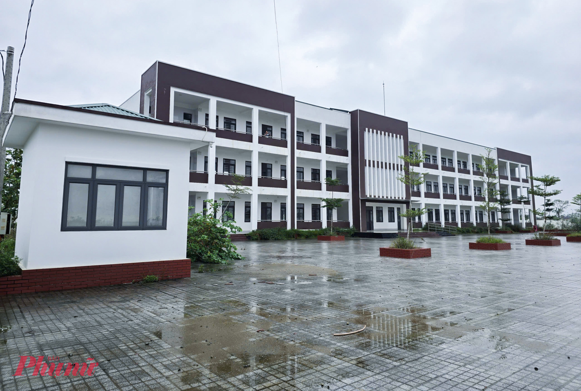 Theo cô Hồng, số phòng ở trường mới không đủ cho 20 lớp học hiện tại của trường, chưa kể dự kiến sẽ tiếp tục tăng thêm trong năm học tới. Ngoài ra, phòng học ở trường mới được thiết kế theo tiêu chuẩn cũ, chỉ đáp ứng 30 học sinh/lớp, trong khi hiện sĩ số các lớp đều trên 40 học sinh. “Nếu giờ chuyển học sinh qua trường mới thì nhà trường sẽ phải kê thêm bàn ghế, chấp nhận chật một chút cho đủ” - cô Hồng nói.