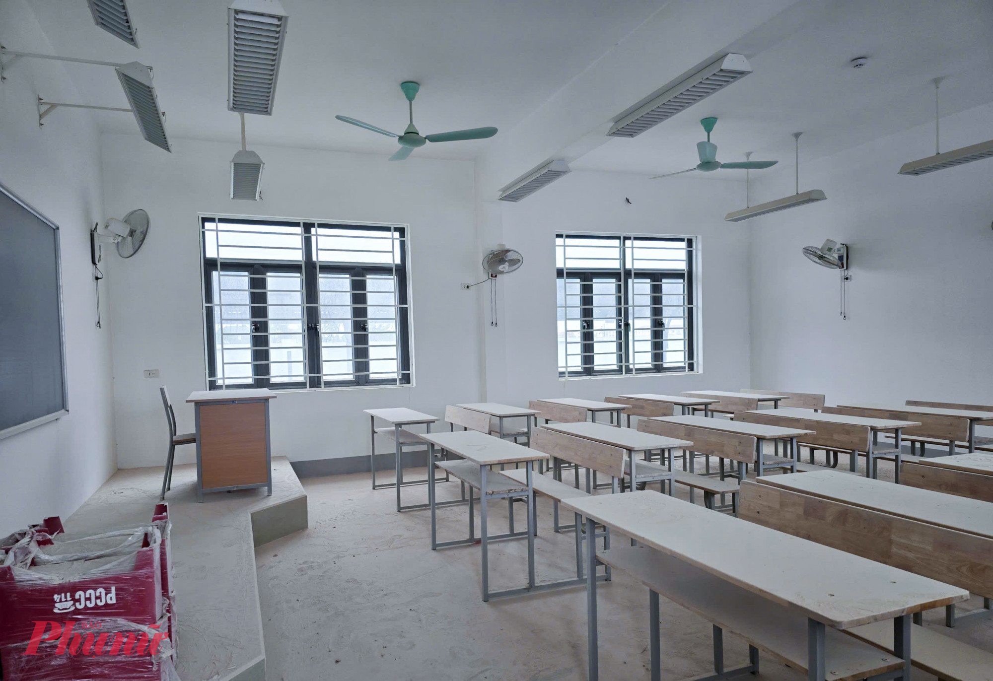 Dù mới xây dựng xong từ hơn 1 năm trước, nhưng dãy nhà 3 tầng đã xuất hiện nhiều vết hoen ố, vết nứt… Bàn ghế bên trong một số phòng học đã bị bụi phủ kín một lớp dày.