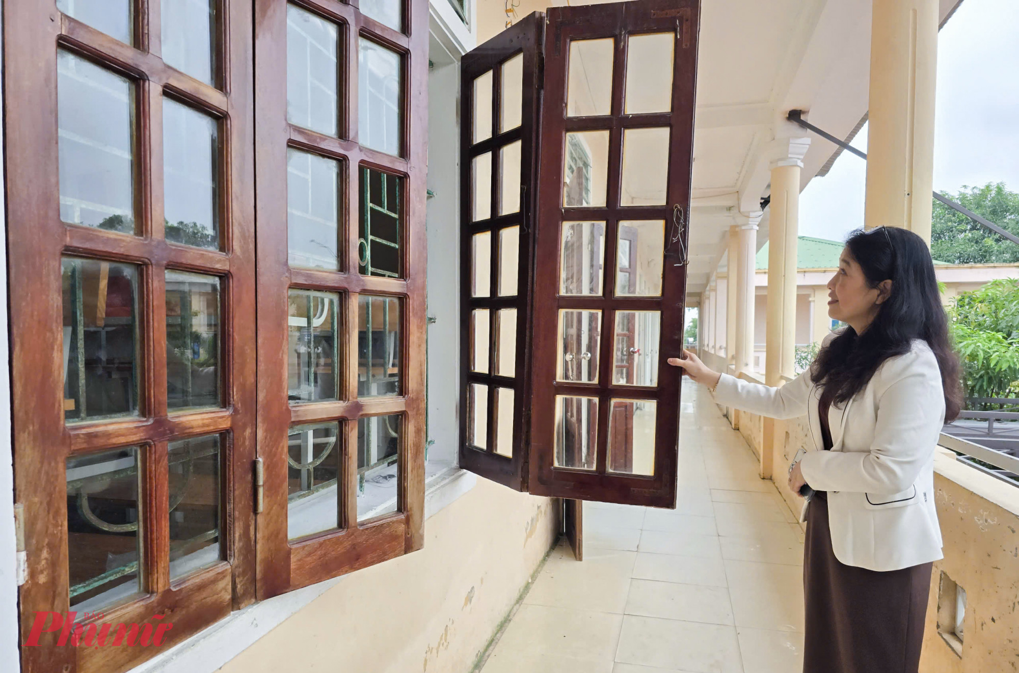 Cô Lê Việt Hồng - Hiệu trưởng Trường THCS Nghi Ân - cho biết, trường hiện có 850 học sinh, được chia thành 20 lớp học. Ngôi trường này đã được xây dựng từ lâu, nhiều hạng mục xuống cấp. Sau những trận bão vừa qua, cơ sở vật chất ở nhiều phòng học bị hư hỏng, không đảm bảo an toàn cho học sinh.