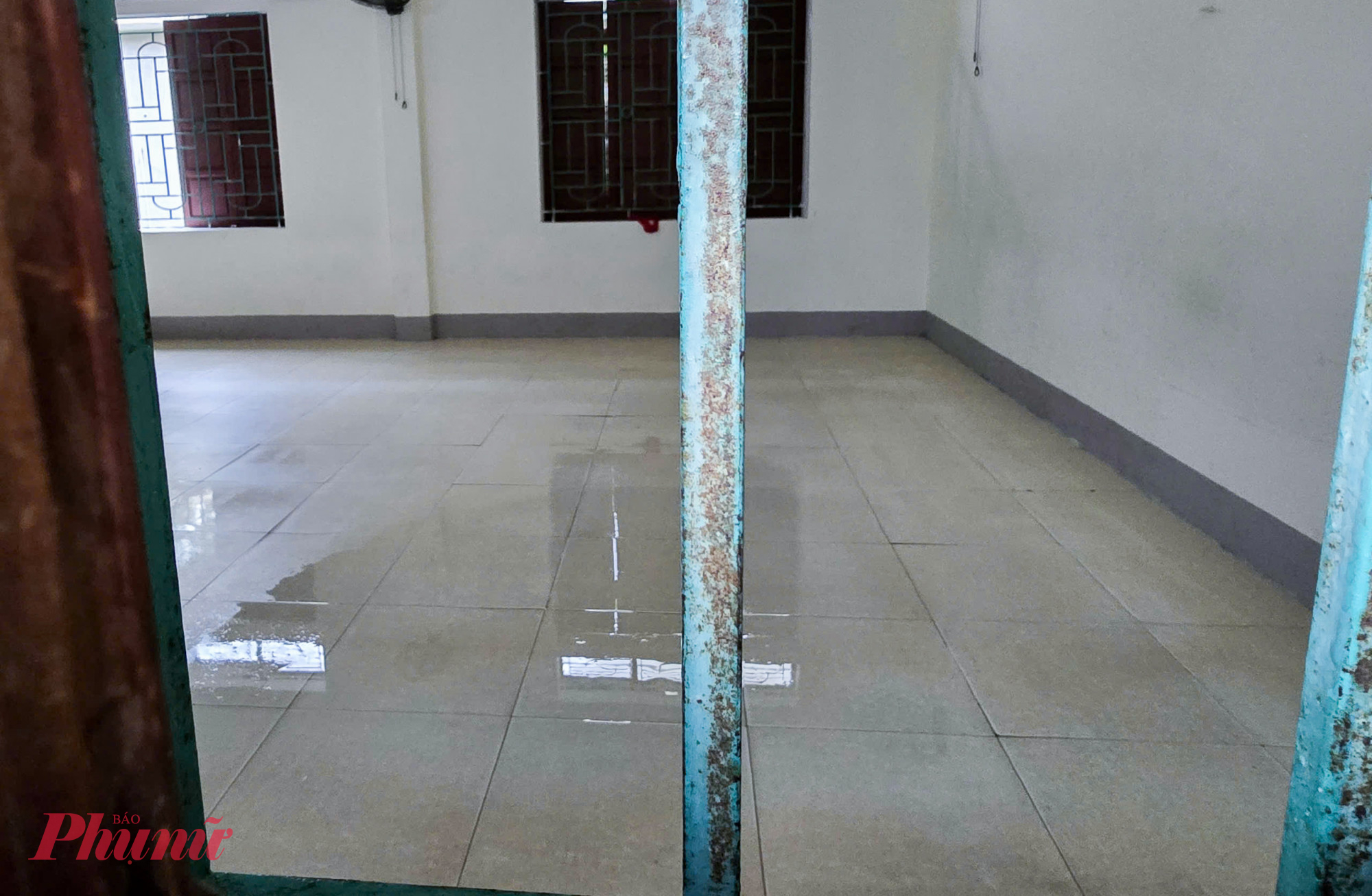 Sau bão số 10 vừa qua, 3 phòng học tại dãy nhà 2 tầng của Trường THCS Nghi Ân (phường Vinh Phú, tỉnh Nghệ An) buộc phải khóa cửa vì nước mưa thấm dột khi mái nhà bằng tôn bị gió giật hư hỏng nặng. Do thiếu kinh phí, chưa thể khắc phục nên nhà trường đành phải chuyển học sinh xuống các phòng chức năng học tạm.