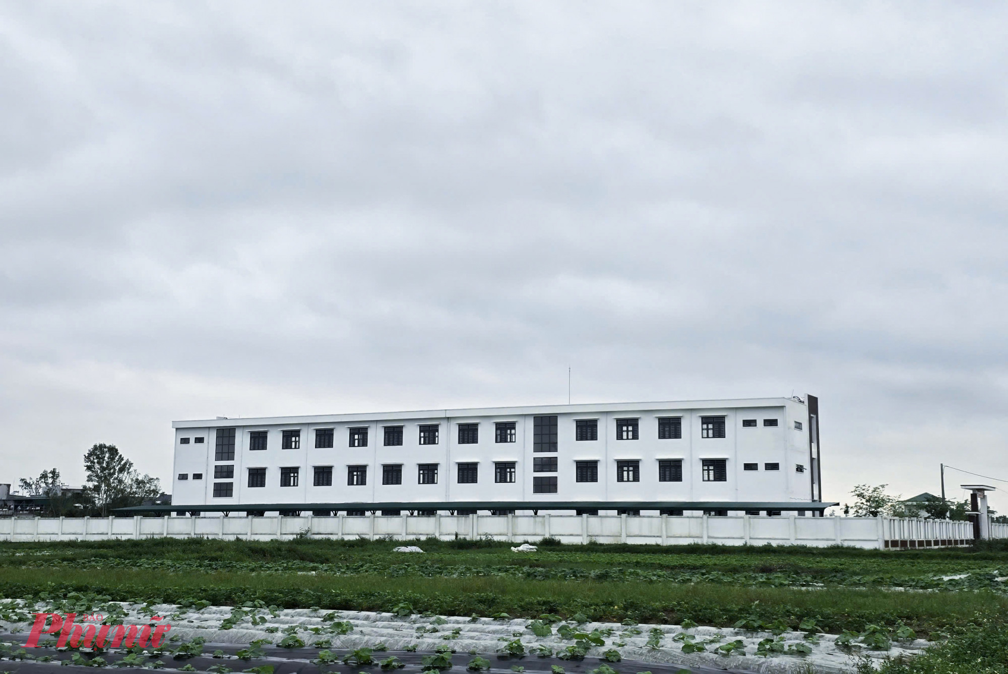 Lãnh đạo UBND phường Vinh Phú cho biết, sau khi nhận được các kiến nghị của nhà trường, địa phương này đã họp bàn và lên phương án tạm thời. Theo đó, để tránh lãng phí và giảm tải số lượng học sinh tại cơ sở 1 Trường THCS Nghi Ân, địa phương này giao các đơn vị liên quan lên phương án cải tạo, nâng cấp tuyến đường bê tông dẫn trường mới, bổ sung trang thiết bị dạy học để Trường THCS Nghi Ân tổ chức dạy học chính khóa tại cơ sở 1, dạy học các môn năng khiếu tại cơ sở 2. 