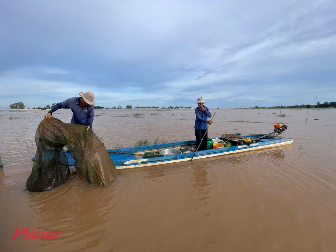 Mùa nước lũ về, cũng là thời điểm nguồn lợi thủy sản của tỉnh An Giang bắt đầu trở nên dồi dào, cùng với chiếc xuồng, chiếc ghe cùng với những ngư cụ, người dân bày binh bố trận trên những cánh đồng để bắt những mẽ cá, tôm, cua, ốc để bán cho các thương lái.