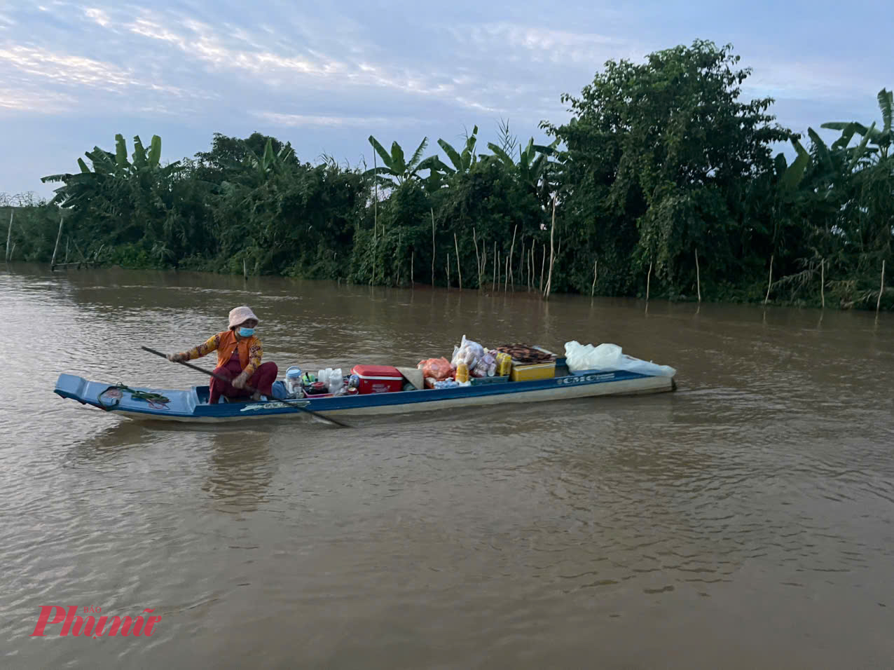 Ngoài việc đánh bắt thủy sản, hái điên điển và bông súng người dân còn dùng ghe để bán hàng cho những ngư dân định cư trên ghe mùa nước lũ.