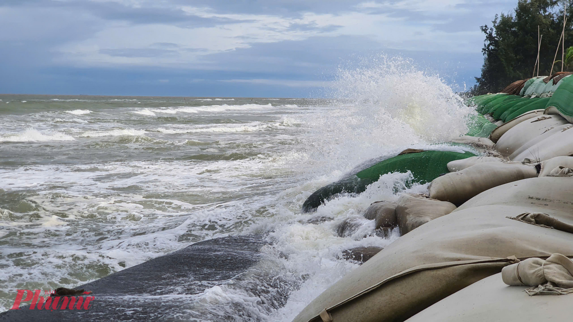Chiều 4/11, Theo Trung tâm dự báo khí tượng thuỷ văn quốc gia: Hồi 13 giờ ngày 4/11, vị trí tâm bão số 13 (KALMAEGI) ở vào khoảng 10,7 độ Vĩ Bắc; 122,0 độ Kinh Đông, trên khu vực miền Trung Philippines. Sức gió mạnh nhất vùng gần tâm bão mạnh cấp 13 (134-149 km/giờ), giật cấp 16; di chuyển theo hướng Tây với tốc độ khoảng 25km/h.
