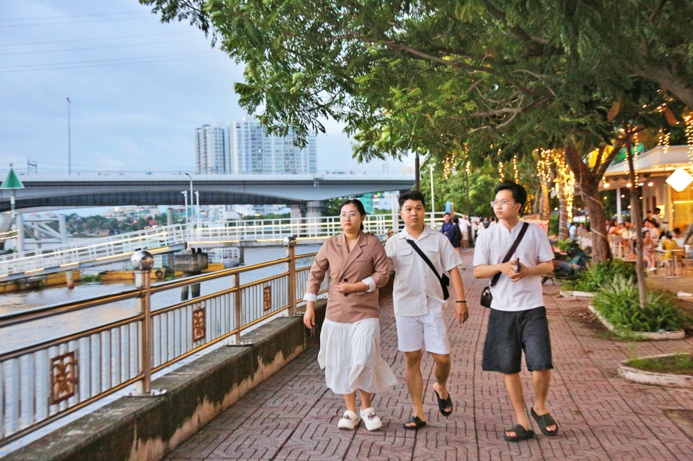 TPHCM phải trở thành đô thị hài hòa với sông nước Người dân đi dạo dọc sông Sài Gòn đoạn qua phường Bình Trưng - ẢNH: TỨ QUÝ