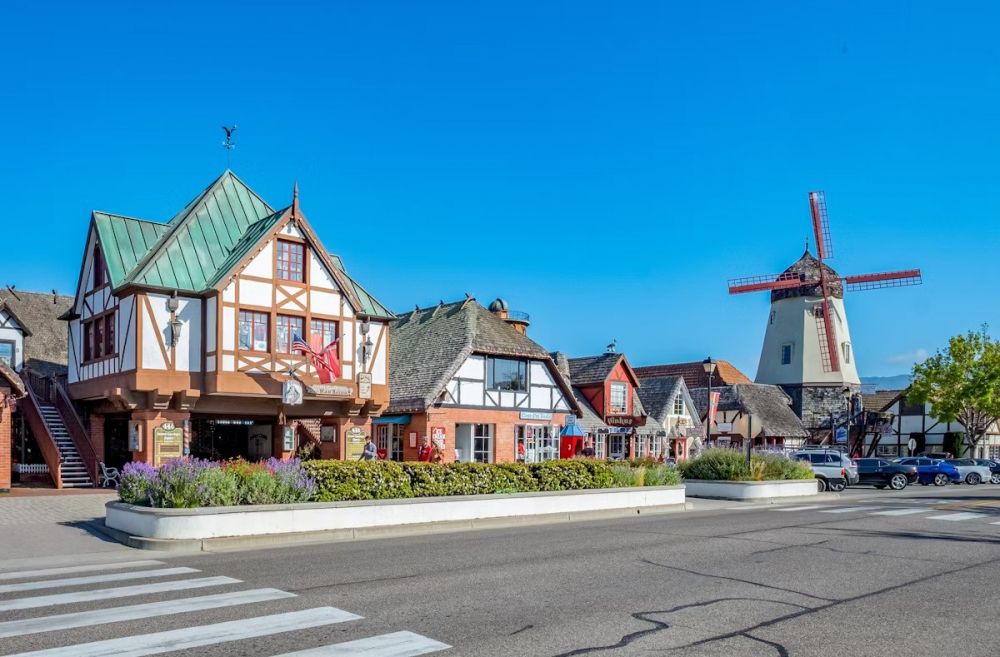 Trung tâm thị trấn Solvang, California. (Ảnh: travelview/Shutterstock)
