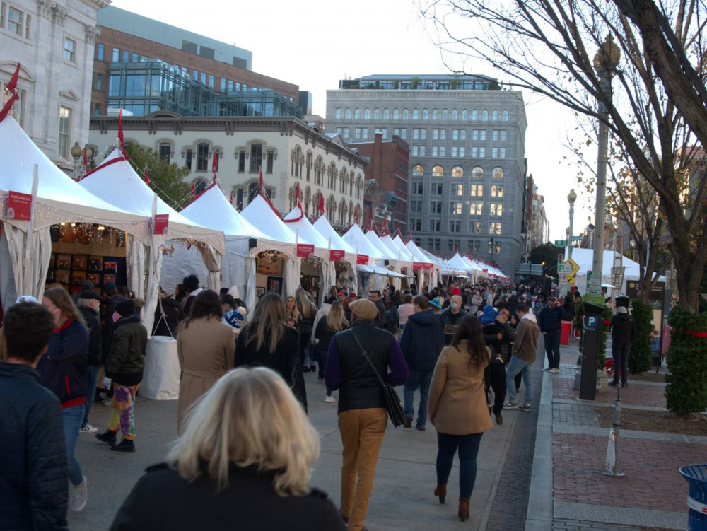 Chợ Giáng sinh Downtown DC Holiday Market - Ảnh: Henderson Munoz/Shutterstock