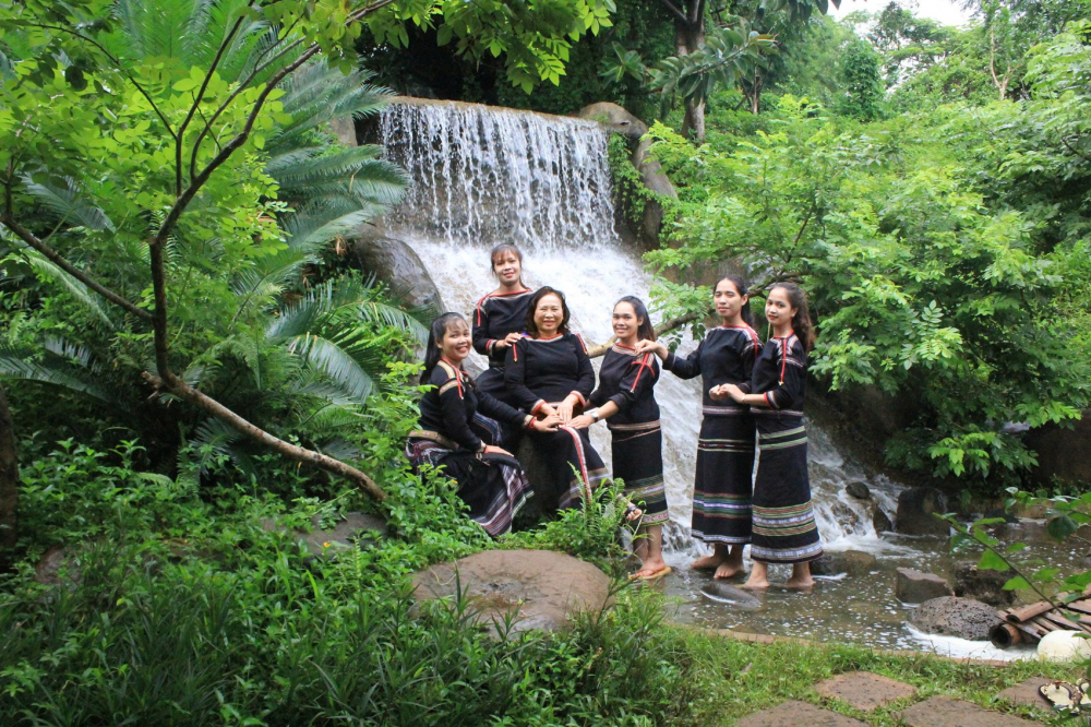 Gieo mầm xanh giữa đại ngàn Bà Nguyễn Thị Ngọc Anh (thứ tư từ phải sang) nỗ lực gìn giữ văn hóa Ê Đê qua trang phục thổ cẩm