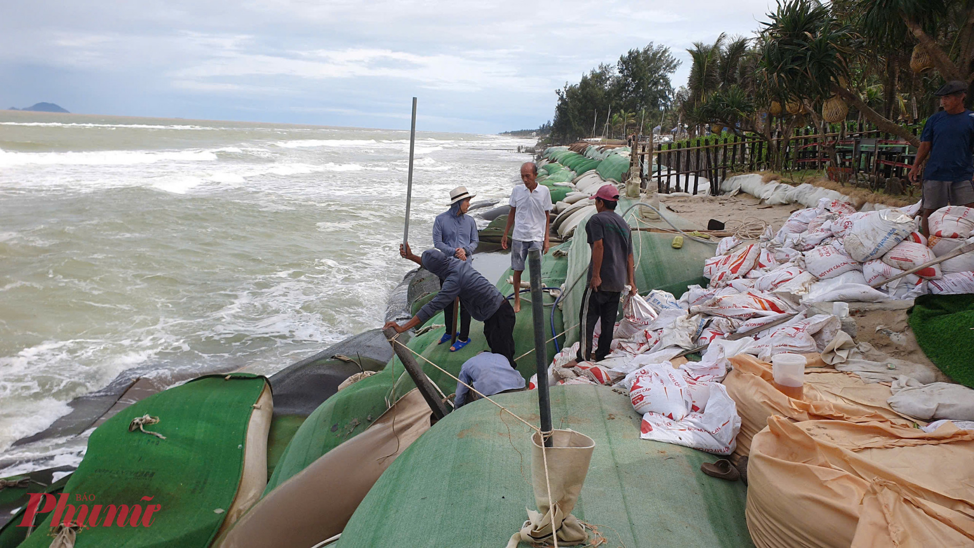 Bà Nguyễn Thị Hà – người dân ở khối phố Tân Thành, phường Hội An Tây – cho biết: Đợt bão số 12, sóng biển khoảng 7-8m mà đánh tơi tả kéo hết những bao cát lớn xuống biển. Đợt bão số 13 dự báo sóng biển cao 8-10m, chúng tôi rất lo lắng.