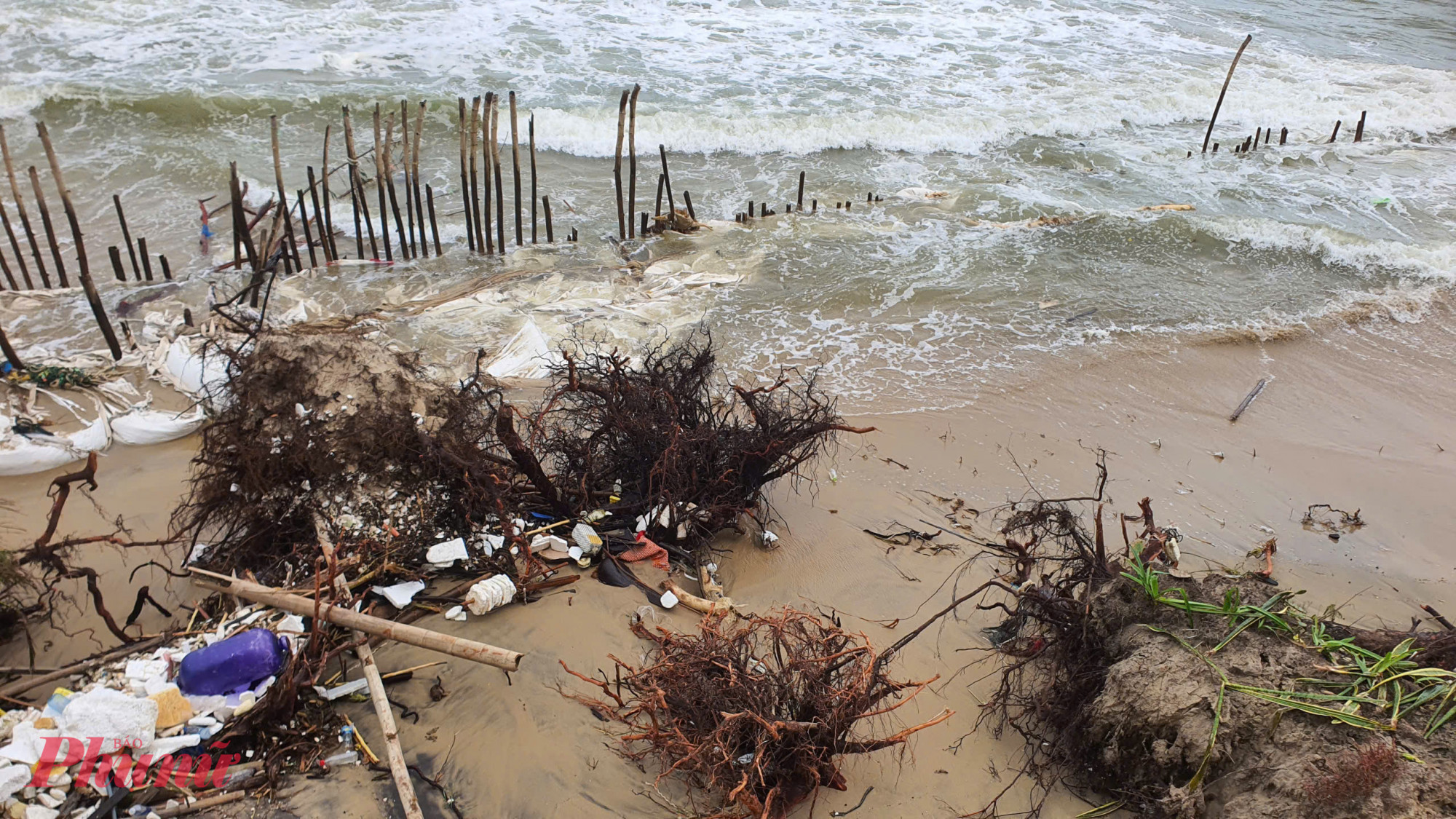 Trong đó, tại phường Hội An Tây, tổng chiều dài sạt lở là hơn 3km bờ biển. Nước biển xâm thực sâu từ 7-10m, có đoạn ở biển An Bàng xâm thực sâu vào gần 25-30m.