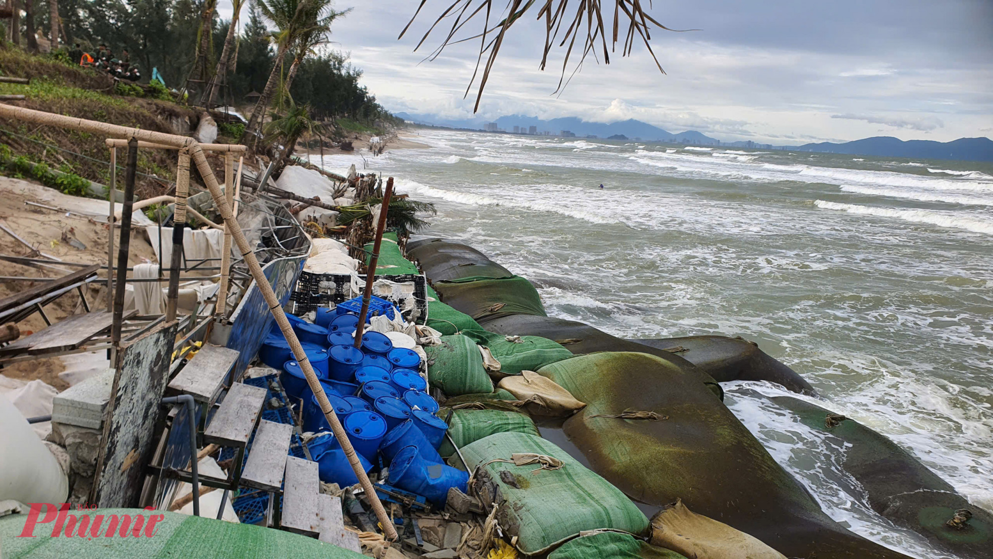 Sóng biển dữ dội liên tục kéo các bao tải cát xuống.