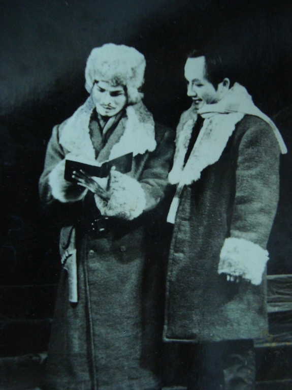 Hà Quang Văn (phải) trong vở Người công dân số 1 - Ảnh: 