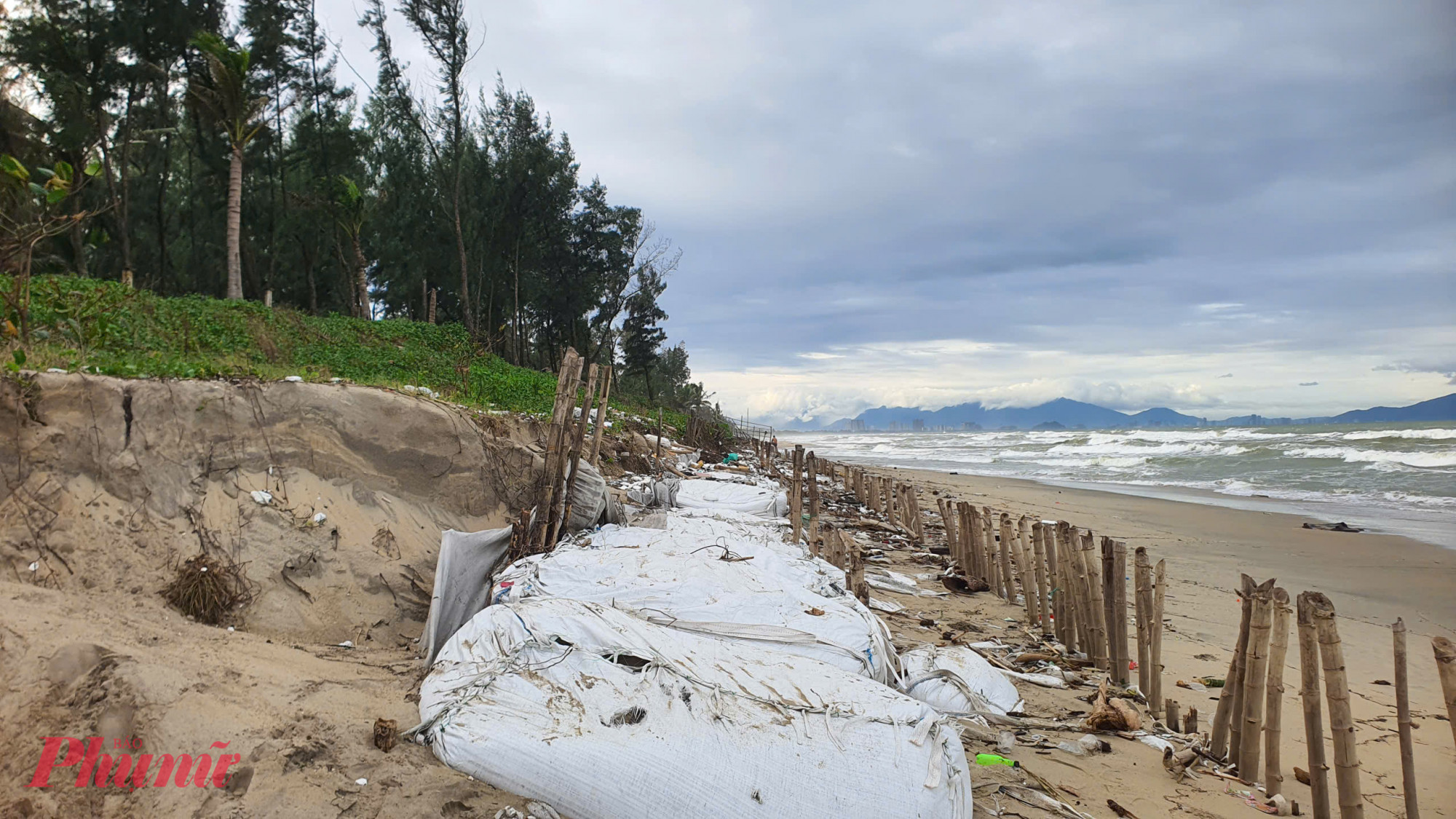 Đồng thời, sẽ tiếp tục gia cố tạm khu vực sạt lở đi lên hướng phía bắc.