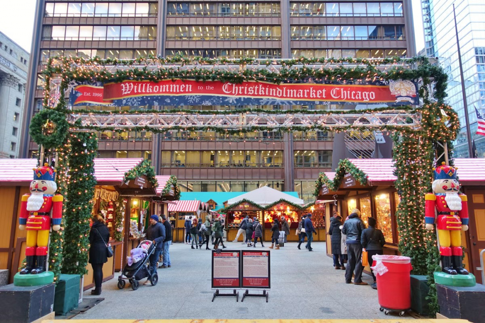 Chợ Giáng Sinh Christkindlmarket lấy cảm hứng từ Đức của Chicago được tổ chức hằng năm tại Quảng trường Daley của thành phố. (Ảnh: EQRoy/Shutterstock)