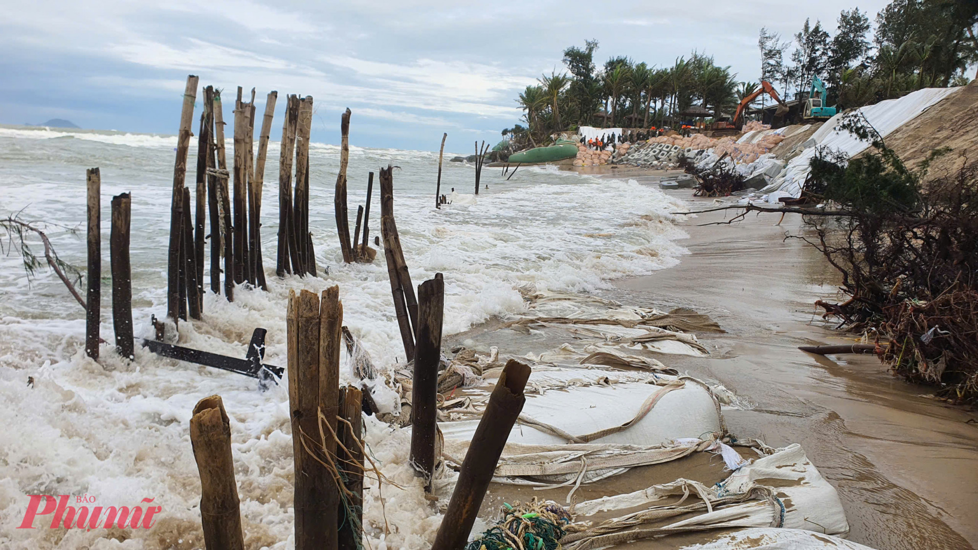 Từ ngày 5-6/11, khu vực giữa Biển Đông (bao gồm vùng biển phía Bắc đặc khu Trường Sa), vùng biển ngoài khơi khu vực Đà Nẵng - Khánh Hòa có khả năng chịu tác động của gió mạnh cấp 12-14, giật trên cấp 17, sóng biển cao 8-10m; biển động dữ dội.