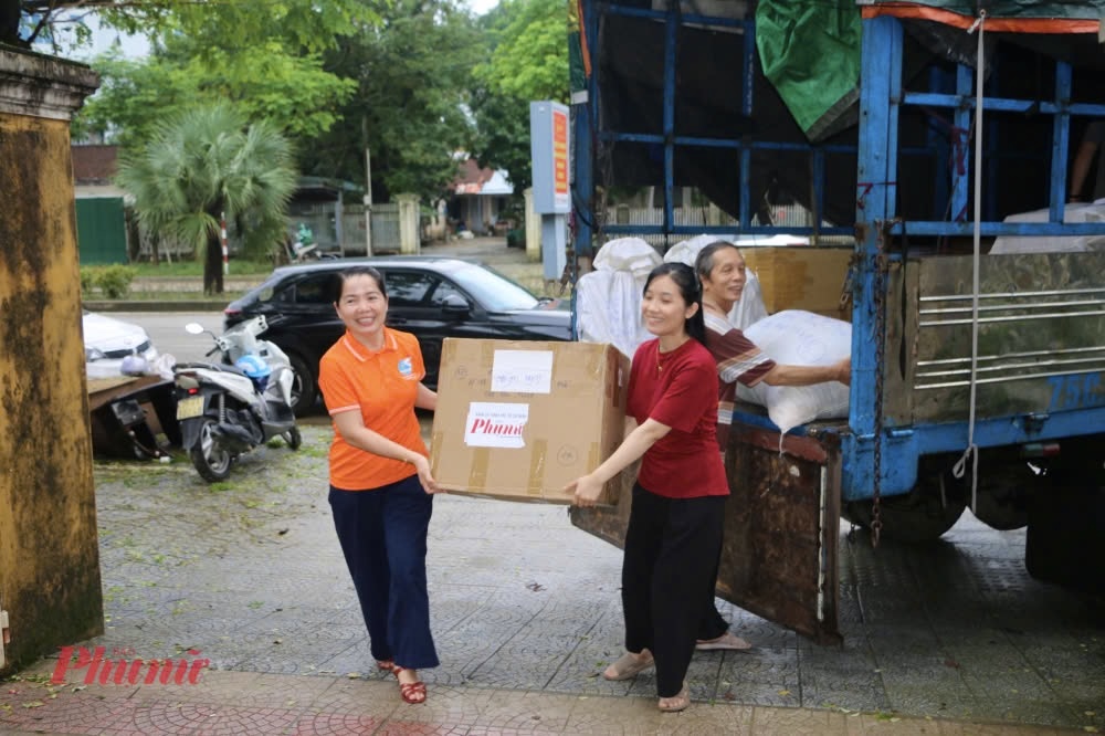 Hội LHPN TP Huế tiếp nhận hàng cứu trợ do Báo Phụ nữ TPHCM chuyển đến ngày 31/10