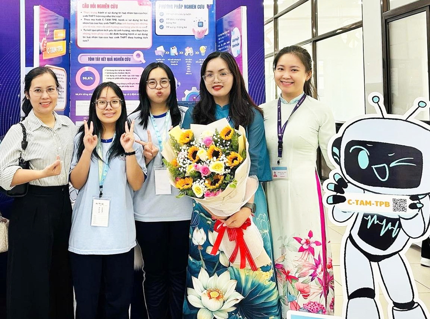 Cô Nguyễn Hồng Thanh Thương (thứ hai từ phải qua) cùng nhóm nghiên cứu ứng dụng AI vào hướng nghiệp
