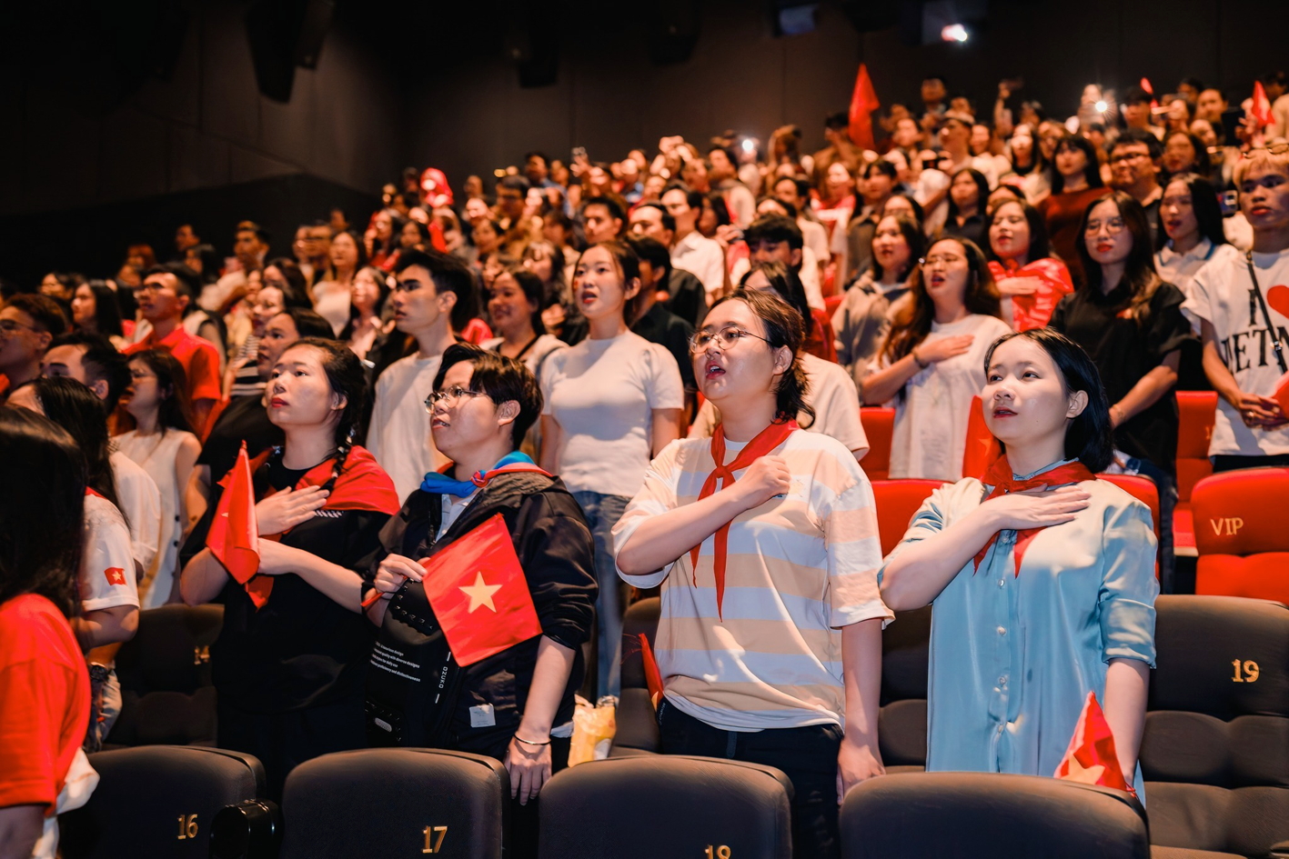 Khán giả cùng hát Quốc ca khi xem Tổ quốc trong tim - Ảnh do đoàn phim cung cấp