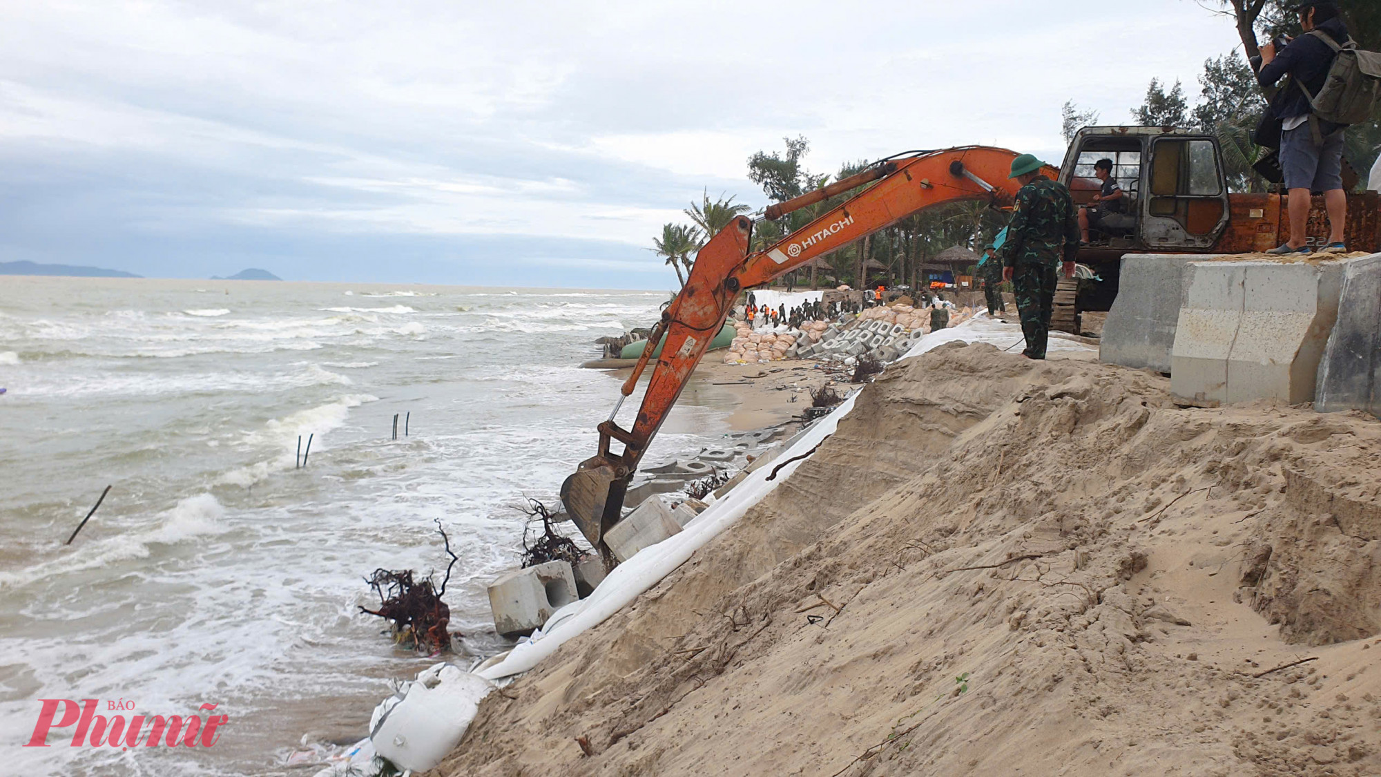 Trước mắt, sẽ cho gia cố chân bờ biển bị sạt bằng các khối bê tông đúc sẵn, bao tải cát nhằm hạn chế sóng ăn sâu vào bờ.