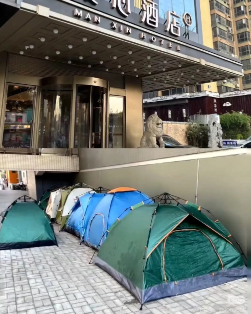 Những người trẻ tuổi dựng lều gần khách sạn để qua đêm. Hình ảnh: Dream Come True Palau / Xiaohongshu