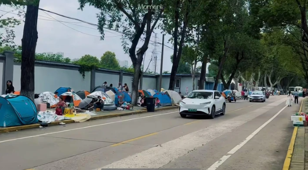 Những du khách trẻ tuổi qua đêm trong những chiếc lều dựng trên đường phố Vũ Hán.