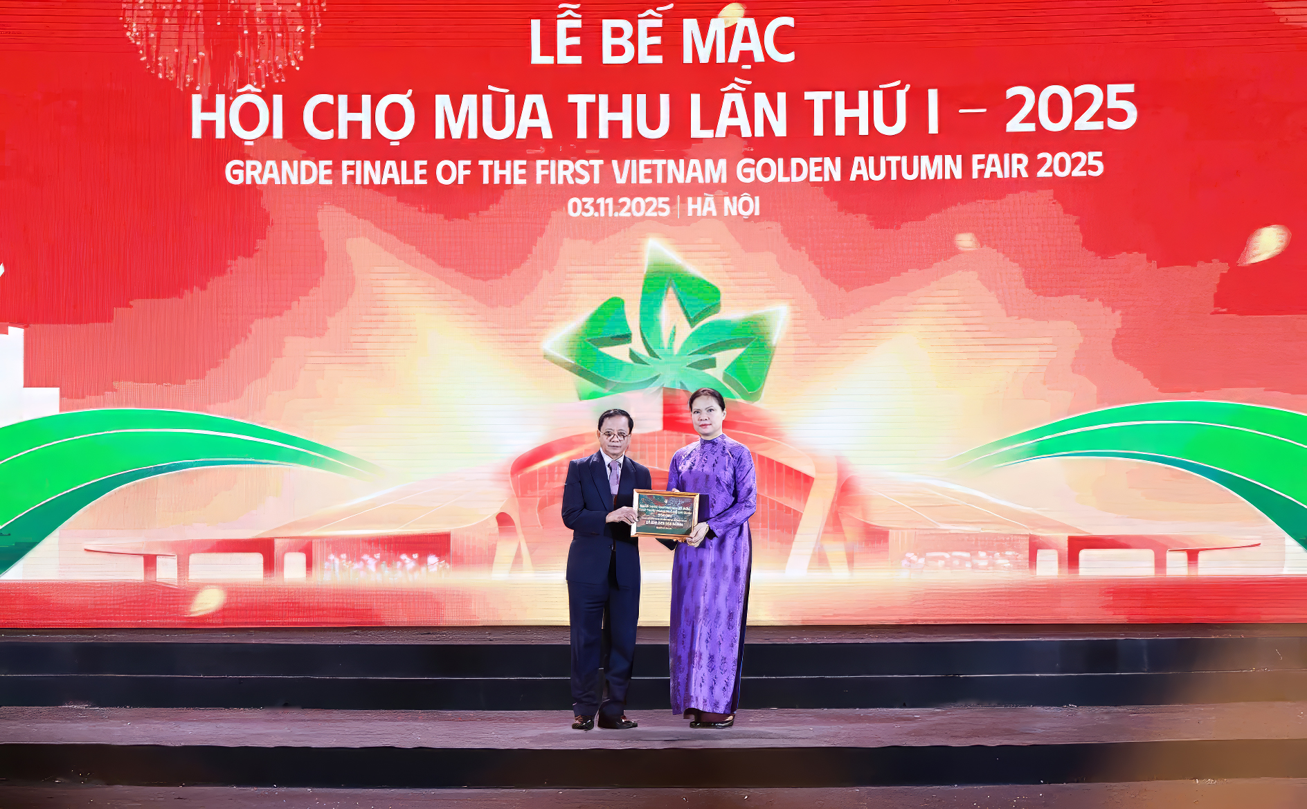 Đại diện HDBank trao tặng 10 tỉ đồng chung tay hỗ trợ đồng bào miền núi phía Bắc và miền Trung khắc phục hậu quả bão lũ, tại lễ bế mạc Hội chợ Mùa thu 2025 (Hà Nội), tối 3/11 - Ảnh: HDBank