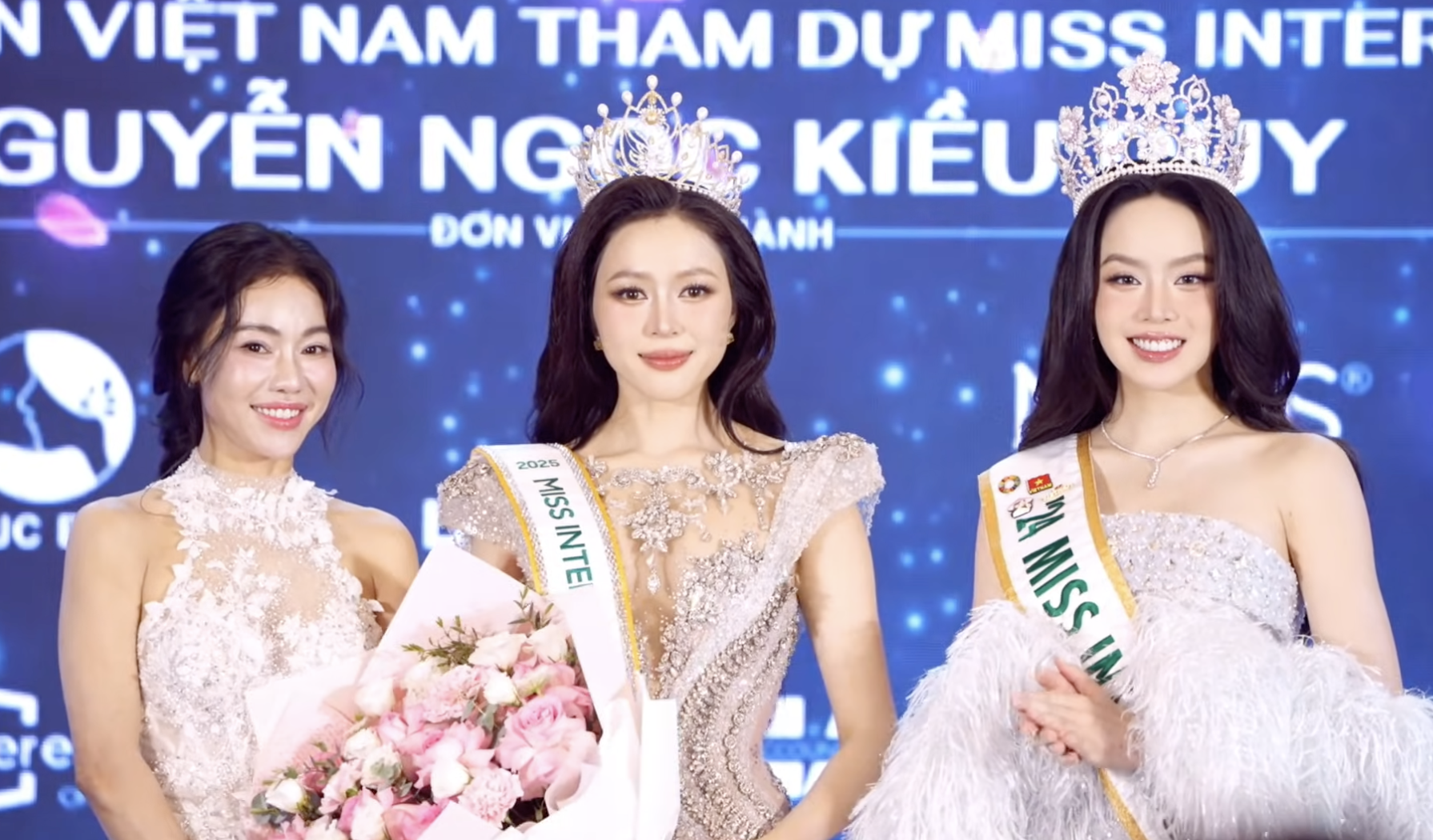 Kiều Duy nhận băng đeo từ hoa hậu Thanh Thuỷ trong sự kiện tổ chức vào chiều 4/11, tại TPHCM