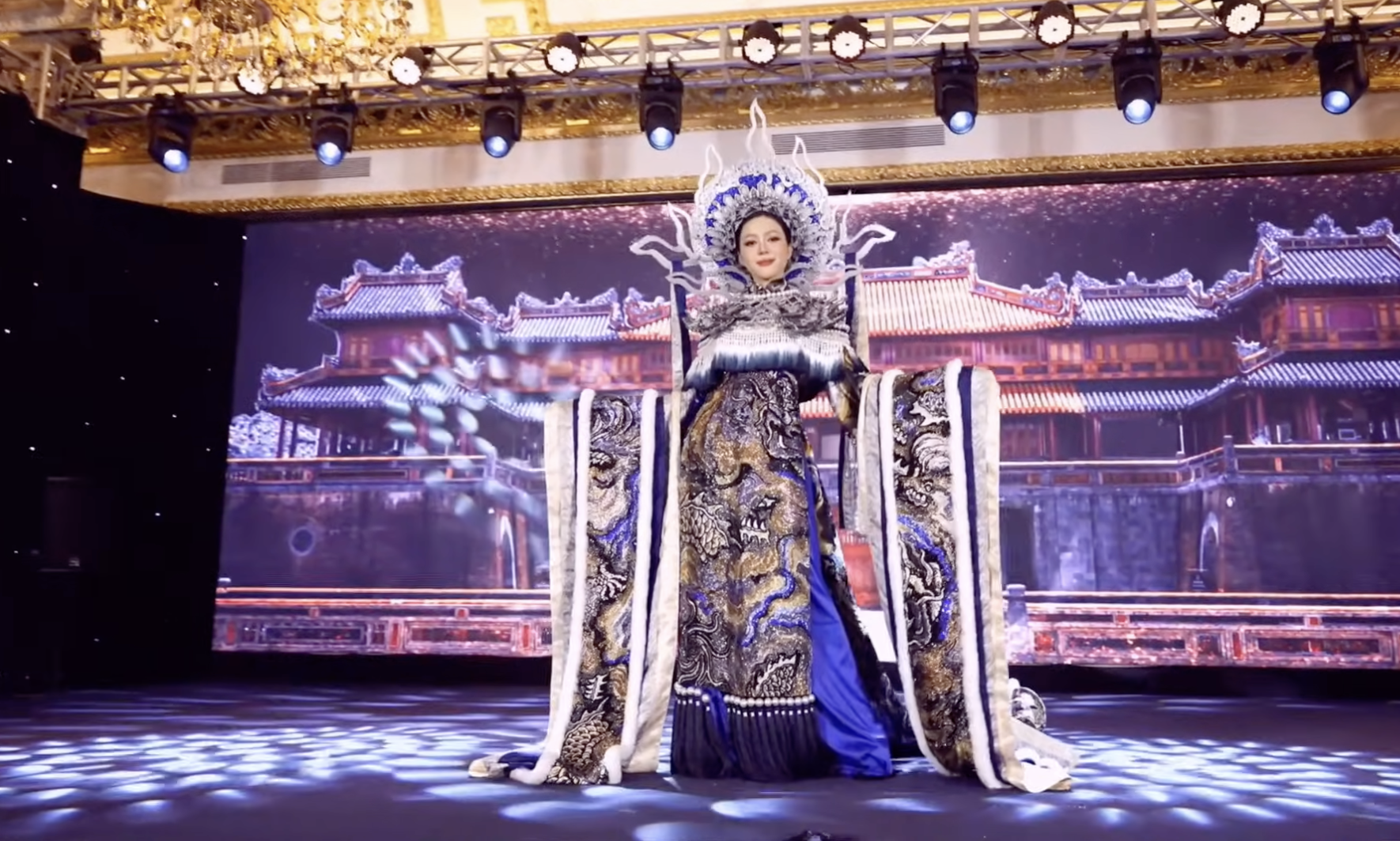 Trang phục văn hoá dân tộc của Kiều Duy mang dự thi quốc tế