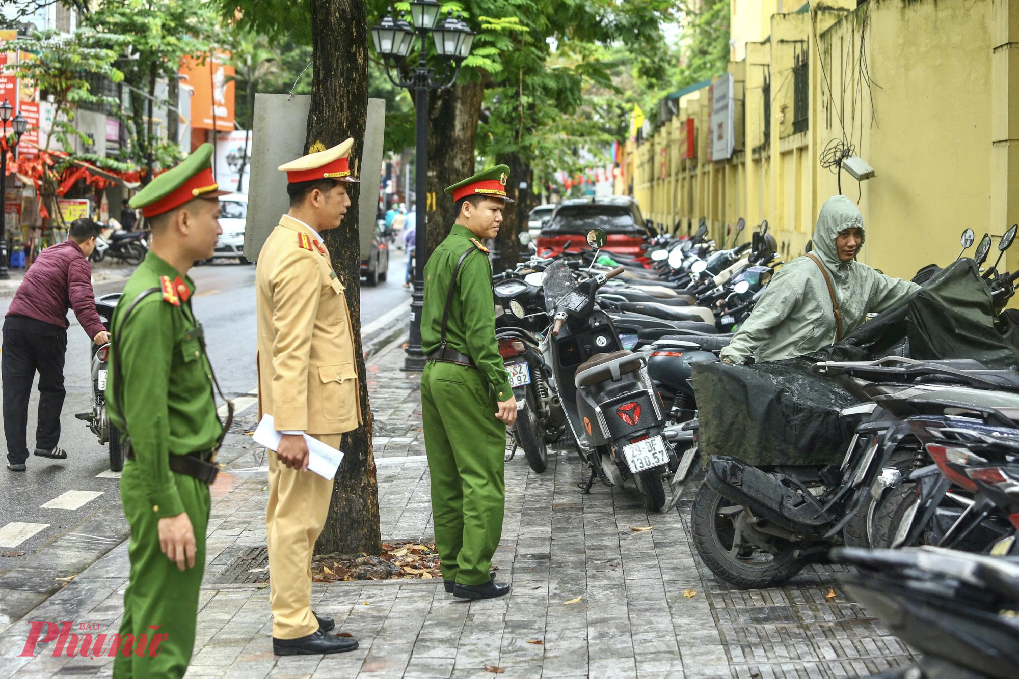 Đội CSGT đường bộ số 2 phối hợp Công an phường Ba Đình kiểm tra tại bãi trông giữ xe cạnh trường Phan Đình Phùng.  Ảnh: Công an Hà Nội