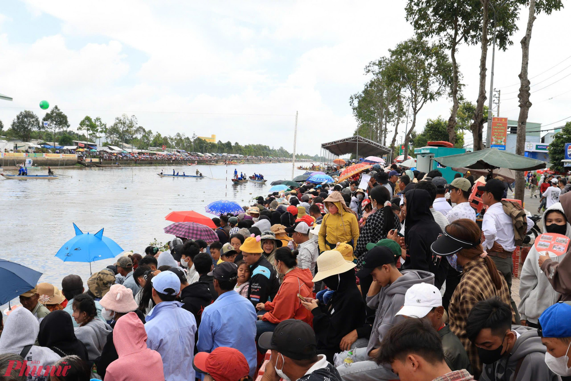Có rất đông người dân và du khách đến cổ vũ... Ảnh: Trung Phạm