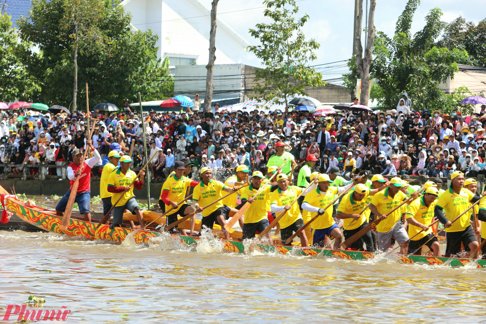 giải đua ghe ngo diễn ra vào ngày 4 và 5/11, tại đường đua trên dòng sông Maspéro (TP Cần Thơ), với sự tham gia của 61 đội ghe ngo nam, nữ trong và ngoài thành phố; tranh tài 2 cự ly, gồm: Cự ly 1.200 mét đối với nam và cự ly 1.000 mét đối với nữ. 
