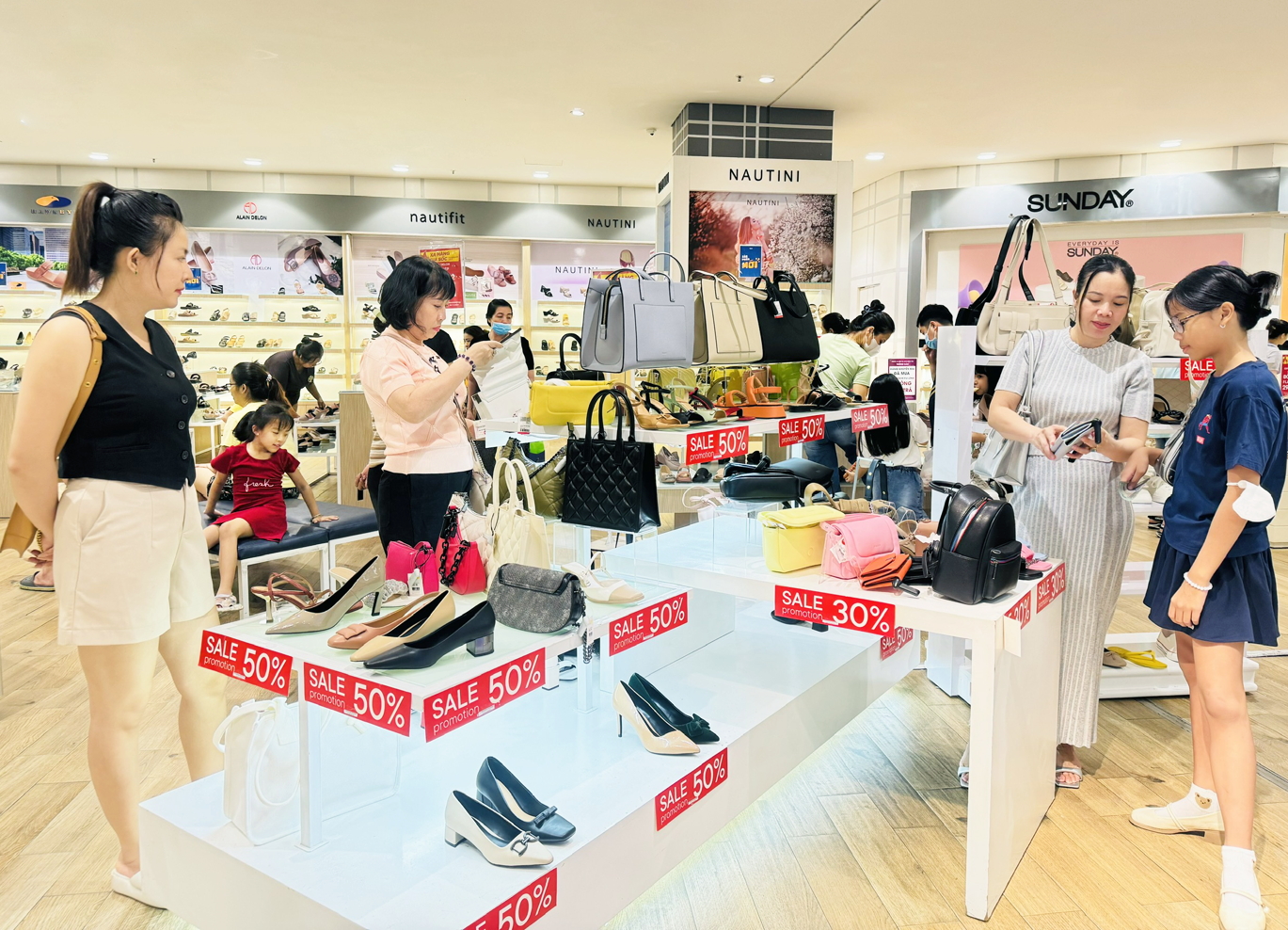 Người tiêu dùng trẻ tuổi đến mua sắm, vui chơi ở Aeonmall Bình Tân, TPHCM - ẢNH: THANH HOA