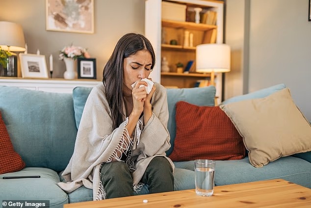 Các nhà nghiên cứu cảnh báo rằng bị cảm lạnh có thể làm tăng nguy cơ đau tim hoặc đột quỵ - ảnh: getty Images