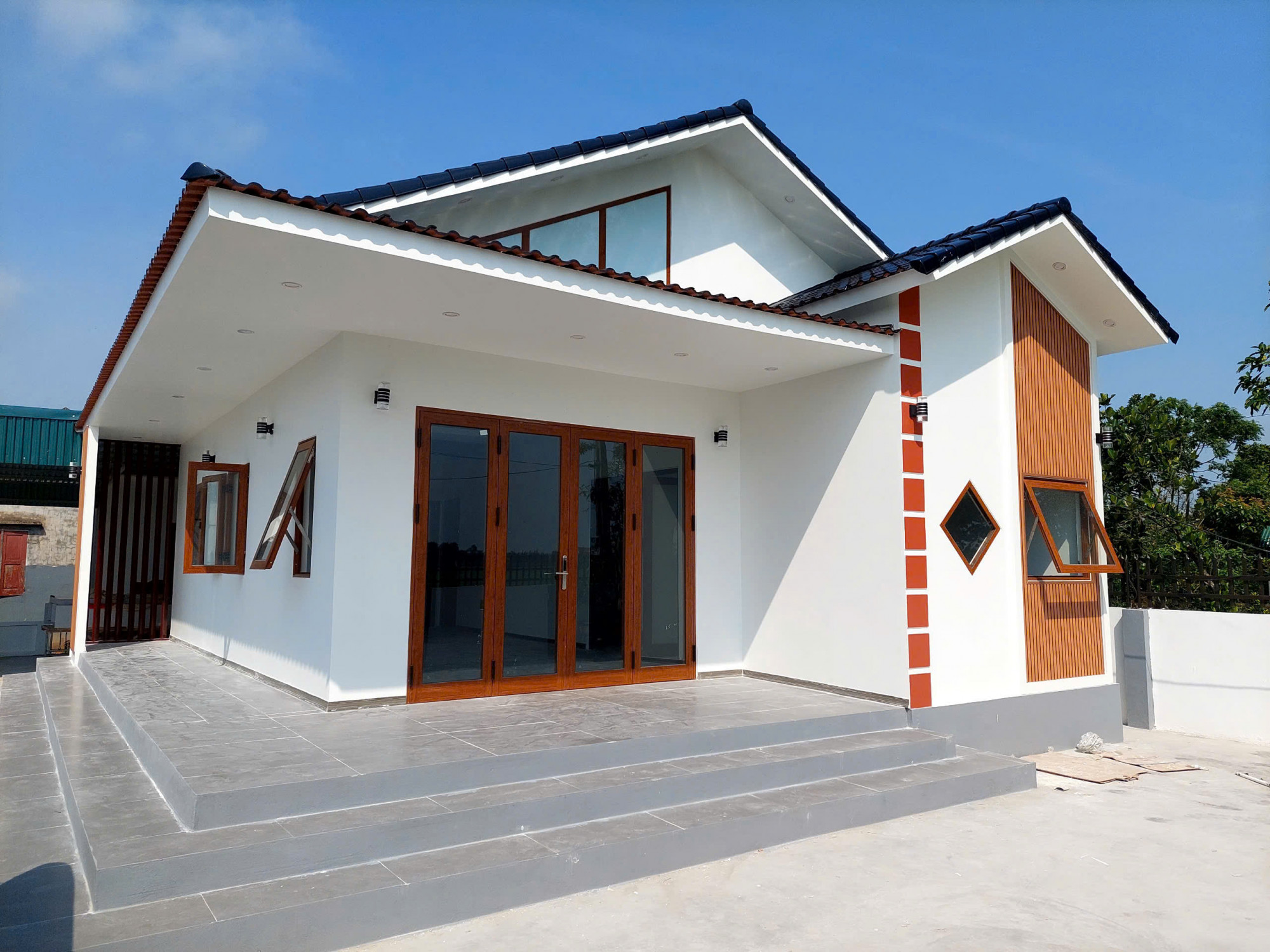 2. Hình ảnh mờ nhòe hoặc chụp từ xa: Hình ảnh là yếu tố quan trọng giúp người mua đánh giá bất động sản. Nếu tin rao chỉ dùng ảnh mờ, thiếu sáng hoặc chụp từ xa, không có cận cảnh các phòng và chi tiết nội thất, rất có thể người bán đang cố che giấu khuyết điểm như tường nứt, hệ thống điện cũ hay tình trạng ẩm mốc. Một tin rao uy tín luôn minh bạch, cung cấp hình ảnh rõ nét ở nhiều góc độ khác nhau - Ảnh: 