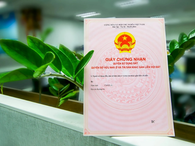 1. Thiếu Thông Tin Pháp Lý Rõ Ràng  Một trong những dấu hiệu đáng báo động nhất là thông tin pháp lý không được nêu cụ thể. Nếu tin rao chỉ mô tả chung chung như giấy tờ đầy đủ mà không đề cập đến loại sổ (sổ đỏ, sổ hồng), tình trạng sổ, hay các thỏa thuận pháp lý đi kèm, hãy thận trọng. Thiếu minh bạch trong khâu này thường dẫn đến những rắc rối về quyền sở hữu và tranh chấp sau này. Luôn yêu cầu được xem xét và xác minh các giấy tờ liên quan trước khi đưa ra bất kỳ quyết định nào - Ảnh: LuatMinhTu