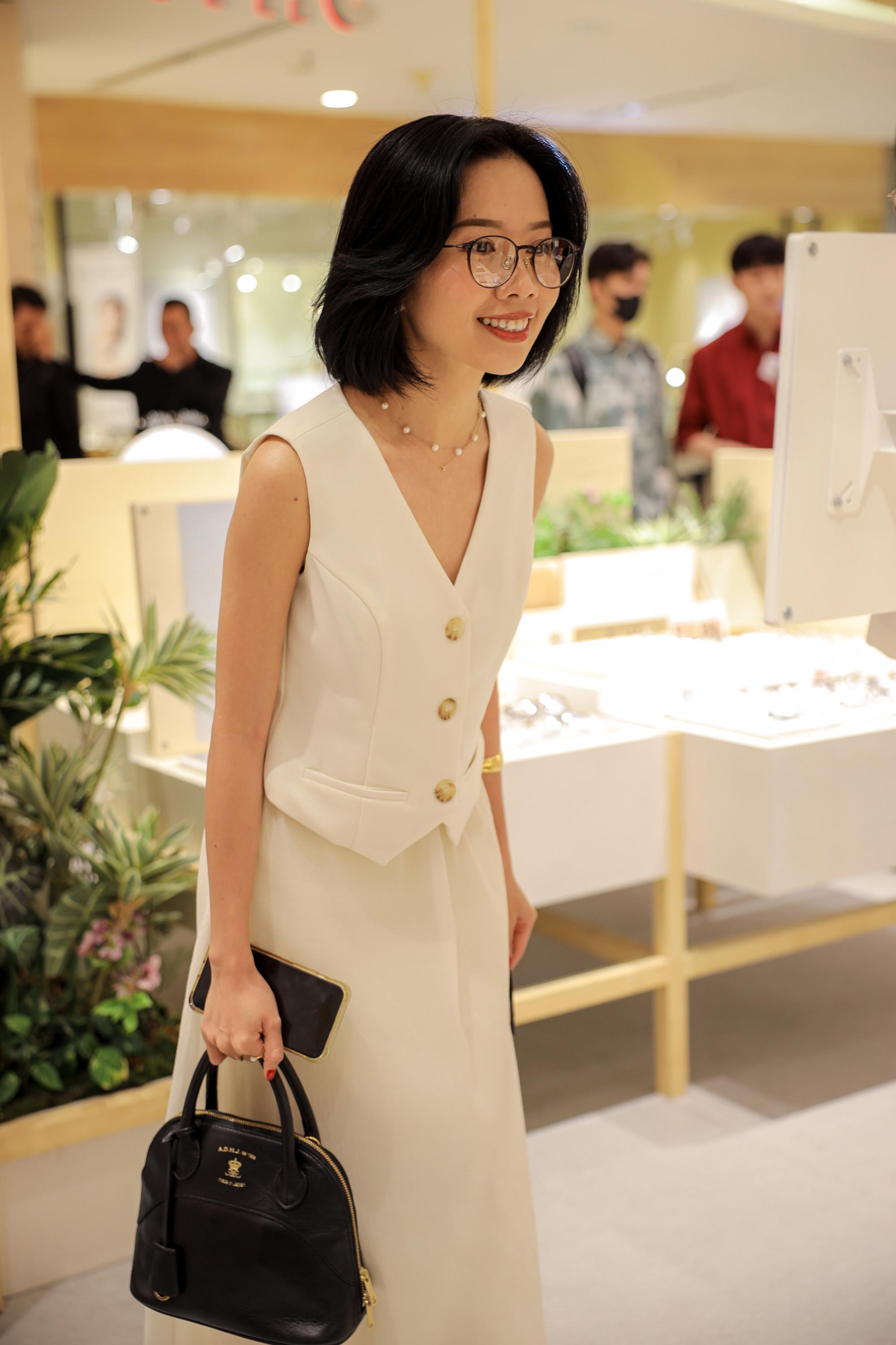 Tiktoker Thư đầu lép chọn bộ trang phục trắng ngà gồm áo gile không tay phối cùng chân váy dài, tạo nên tổng thể nhẹ nhàng mà vẫn sang trọng. Cô nàng phối chiếc kính gọng tròn bản mảnh trở thành phụ kiện ăn ý với outfit không chỉ tôn lên vẻ trí thức, duyên dáng mà còn làm nổi bật nét hiện đại của người phụ nữ công sở.