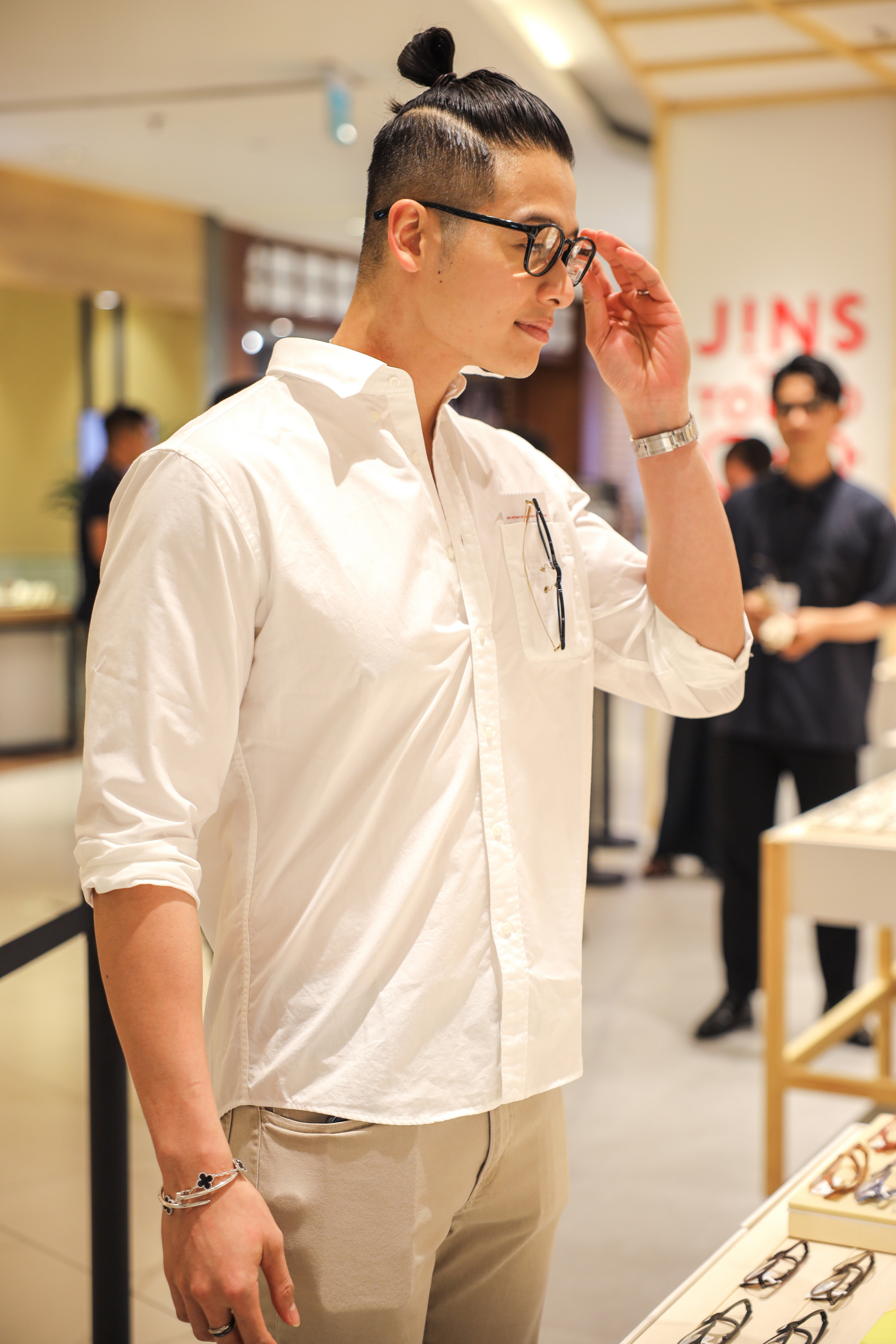 Tiktoker Trí Thịt Bò diện áo sơ mi trắng cổ trụ tối giản kết hợp cùng quần tông be nhạt, tạo tổng thể thanh lịch và gần gũi. Điểm nhấn nổi bật nằm ở chiếc kính gọng tròn đen, phụ kiện nhỏ nhưng có sức định hình mạnh mẽ cho diện mạo.