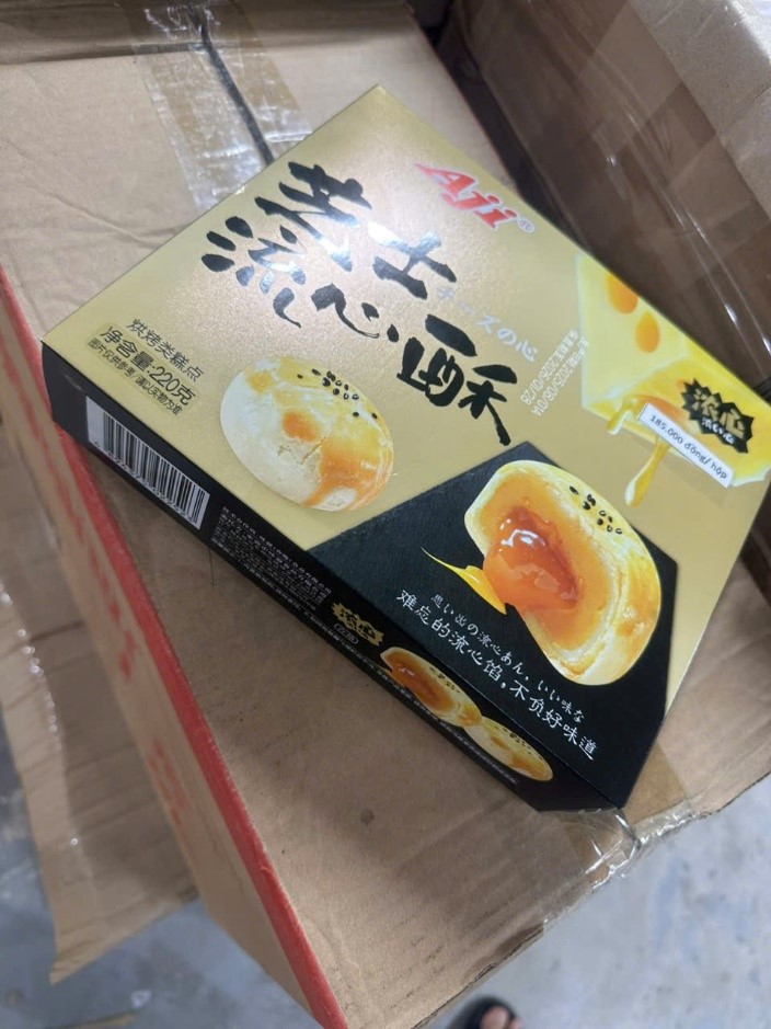 Bánh trứng tan chảy '3 không (không bao bì, không nhãn mác, không hạn sử dụng) được tạm giữ để xử lý theo quy định pháp luật