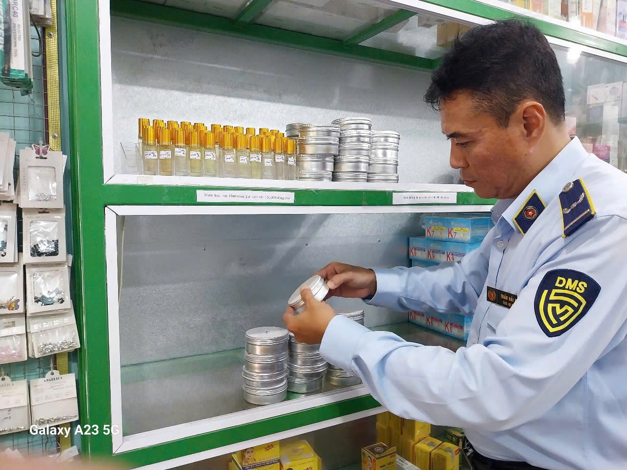 Lực lượng QLTT kiểm tra và thu giữ hàng không có hóa đơn chứng từ 