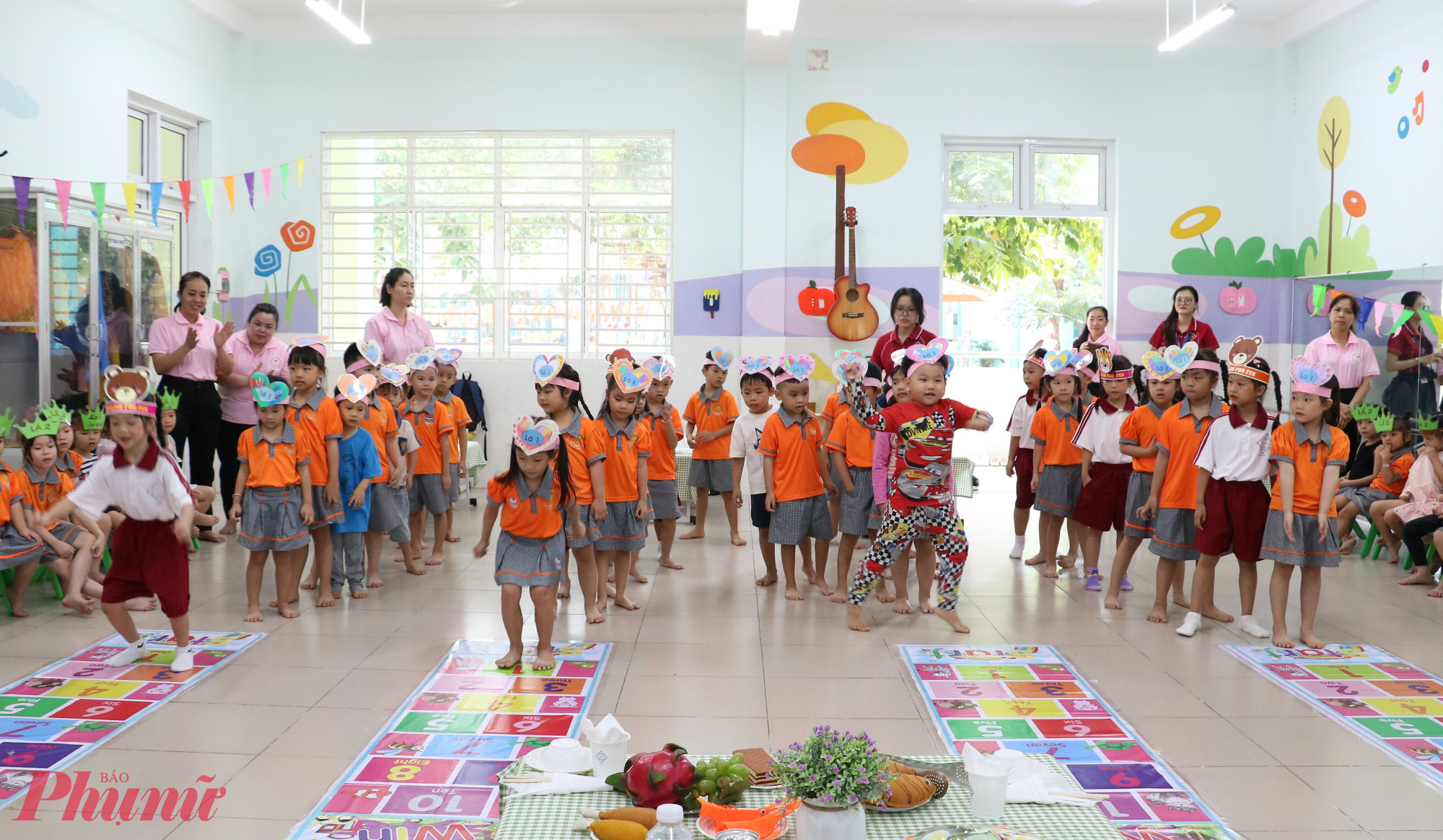 Trong khi đó, ở khu vực Yummy Builders! (Đầu bếp nhí), trẻ phải vượt qua các chướng ngại vật, chọn thực phẩm để xây dựng bữa ăn dinh dưỡng.